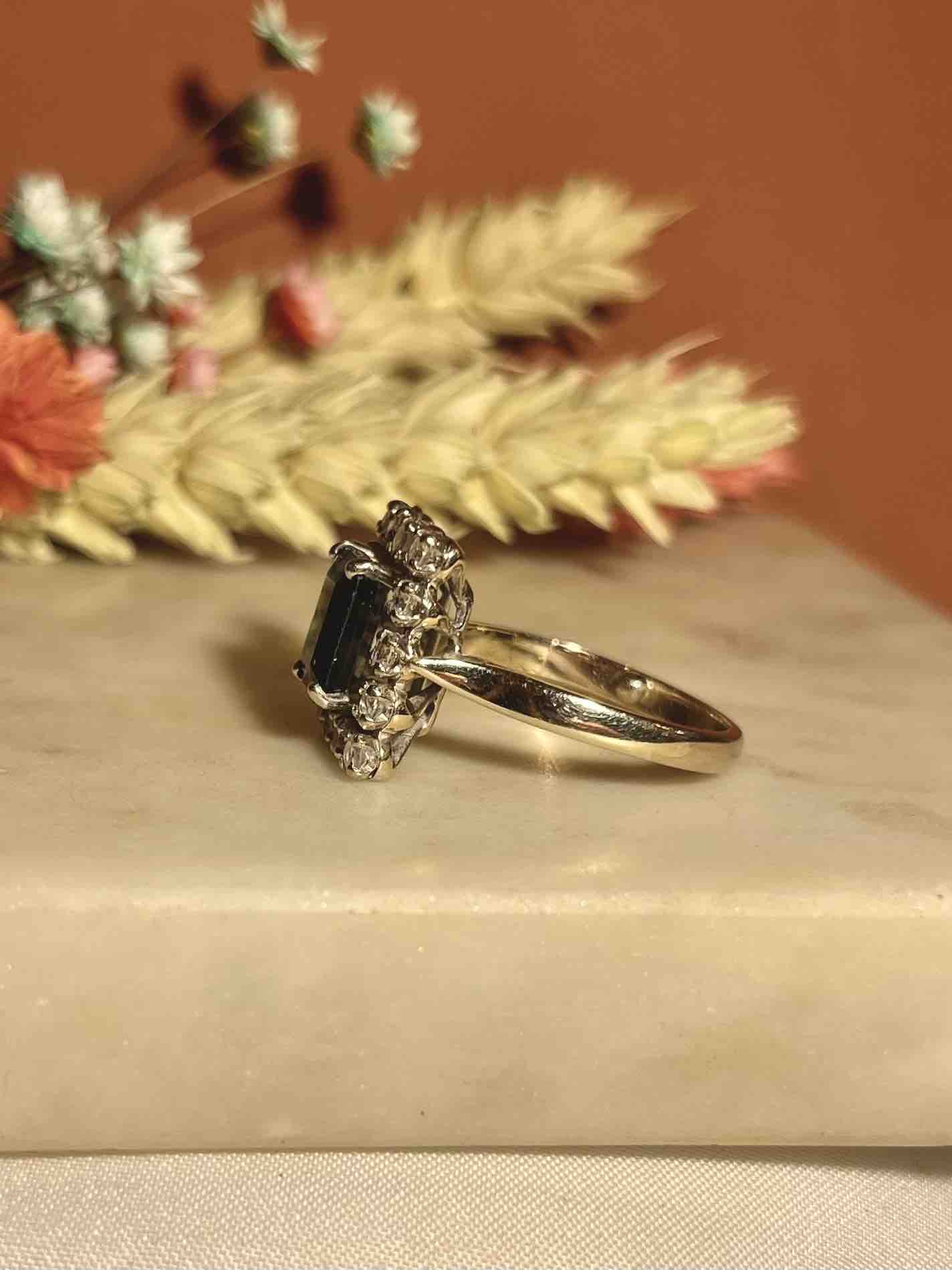 Anillo de margaritas de zafiro y diamantes de 2 quilates &quot;Ryna&quot;