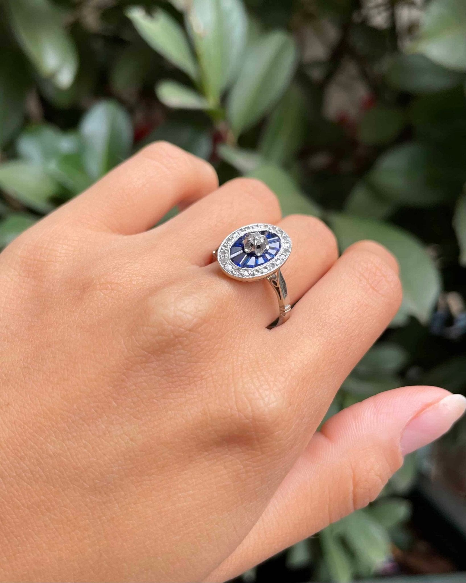 Bague Art - Déco 12 Saphirs &amp; 23 Diamants "Clarance" - Elliade Paris