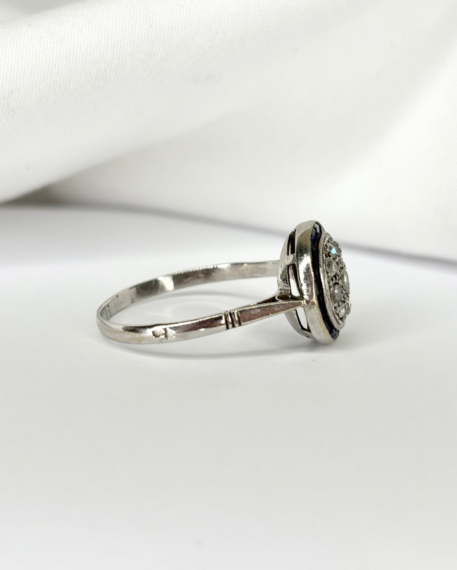 Bague Art Déco 17 Saphirs &amp; 9 Diamants "Jacynthe" - Elliade Paris