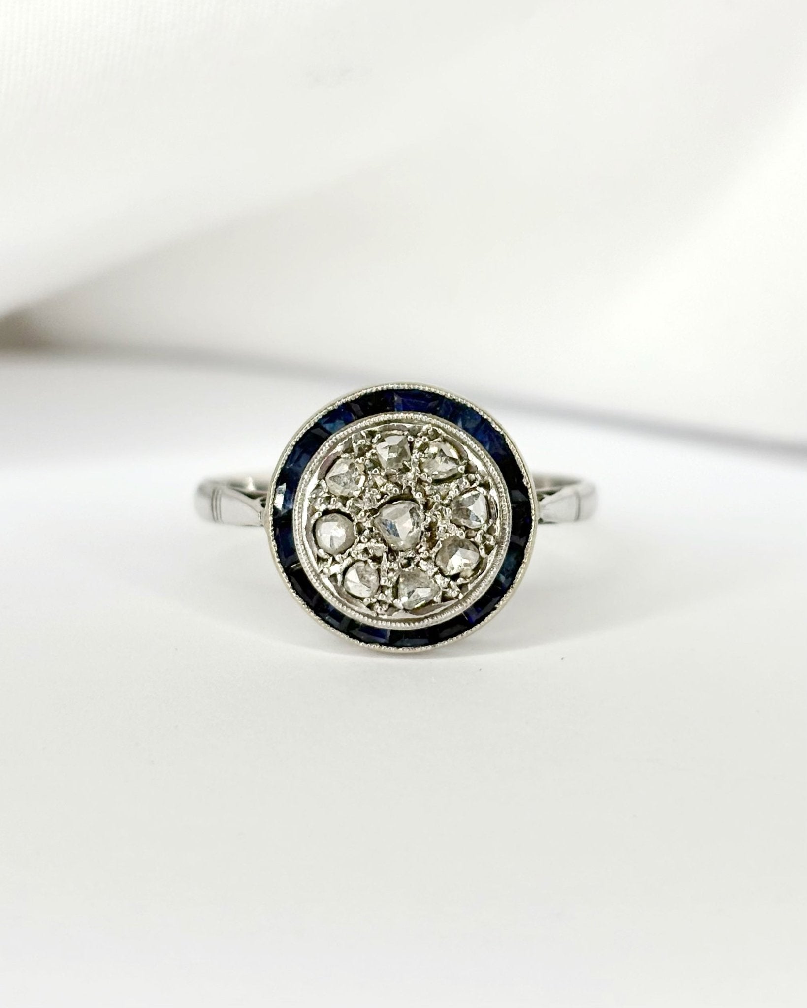 Bague Art Déco 17 Saphirs &amp; 9 Diamants "Jacynthe" - Elliade Paris