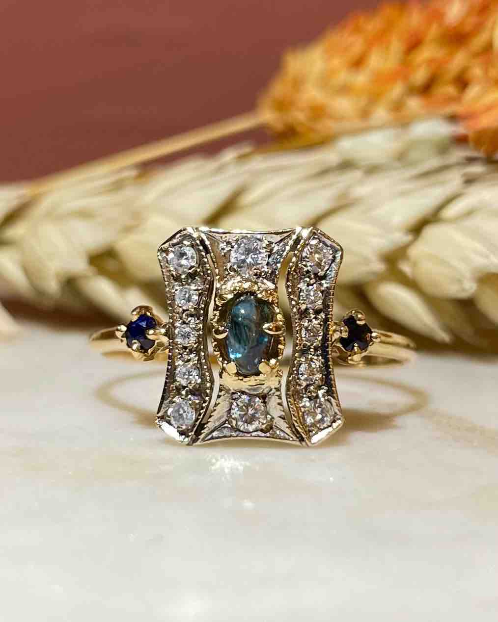 Bague Art Deco 3 Saphirs &amp; 12 Diamants "Mishell" - Elliade Paris