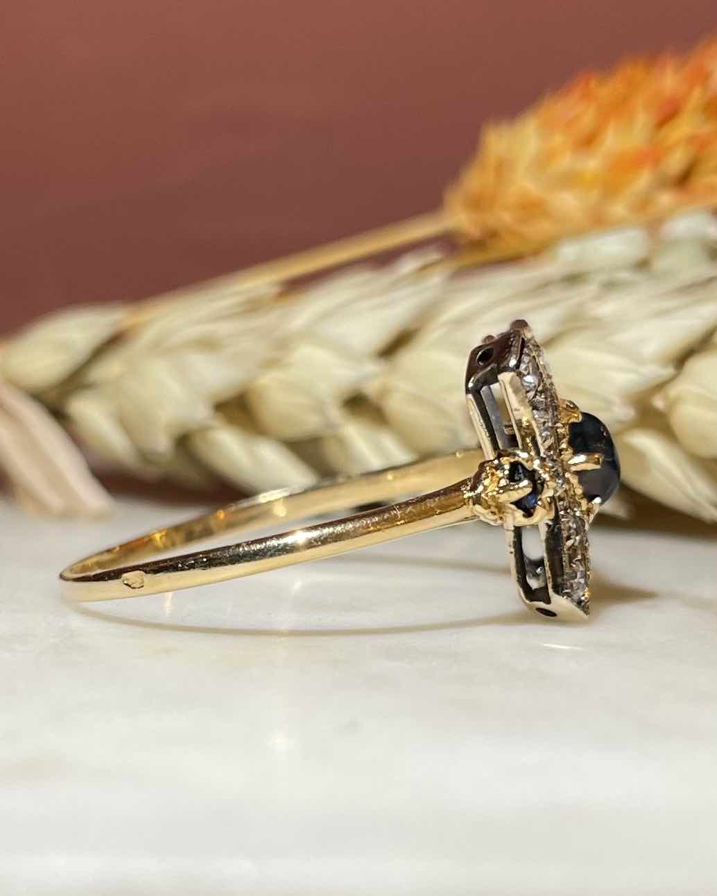 Bague Art Deco 3 Saphirs &amp; 12 Diamants "Mishell" - Elliade Paris