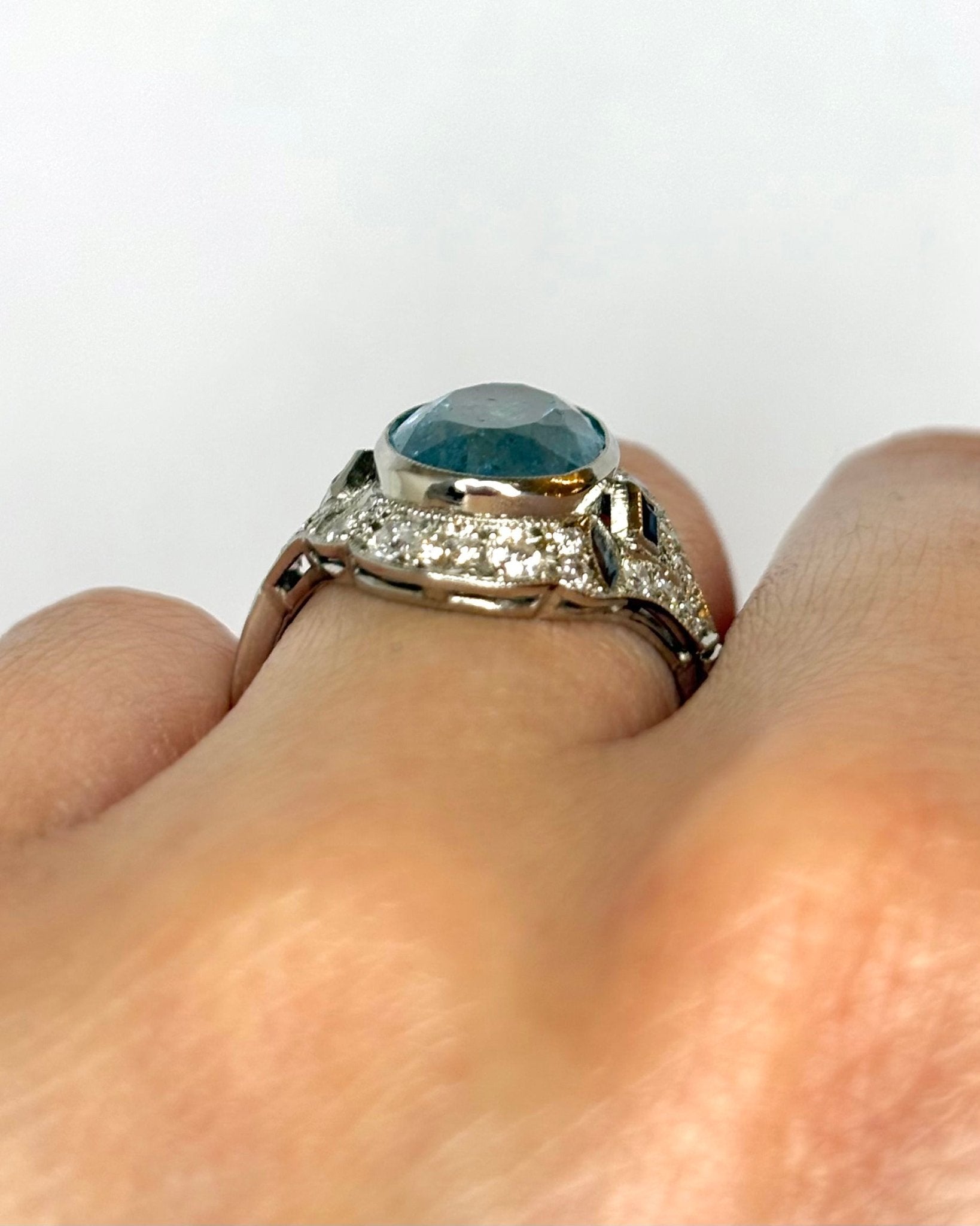Bague Art Déco Aigue - Marine 3.45 carats, Saphirs &amp; Diamants 0.65 carat "Claire" - Elliade Paris