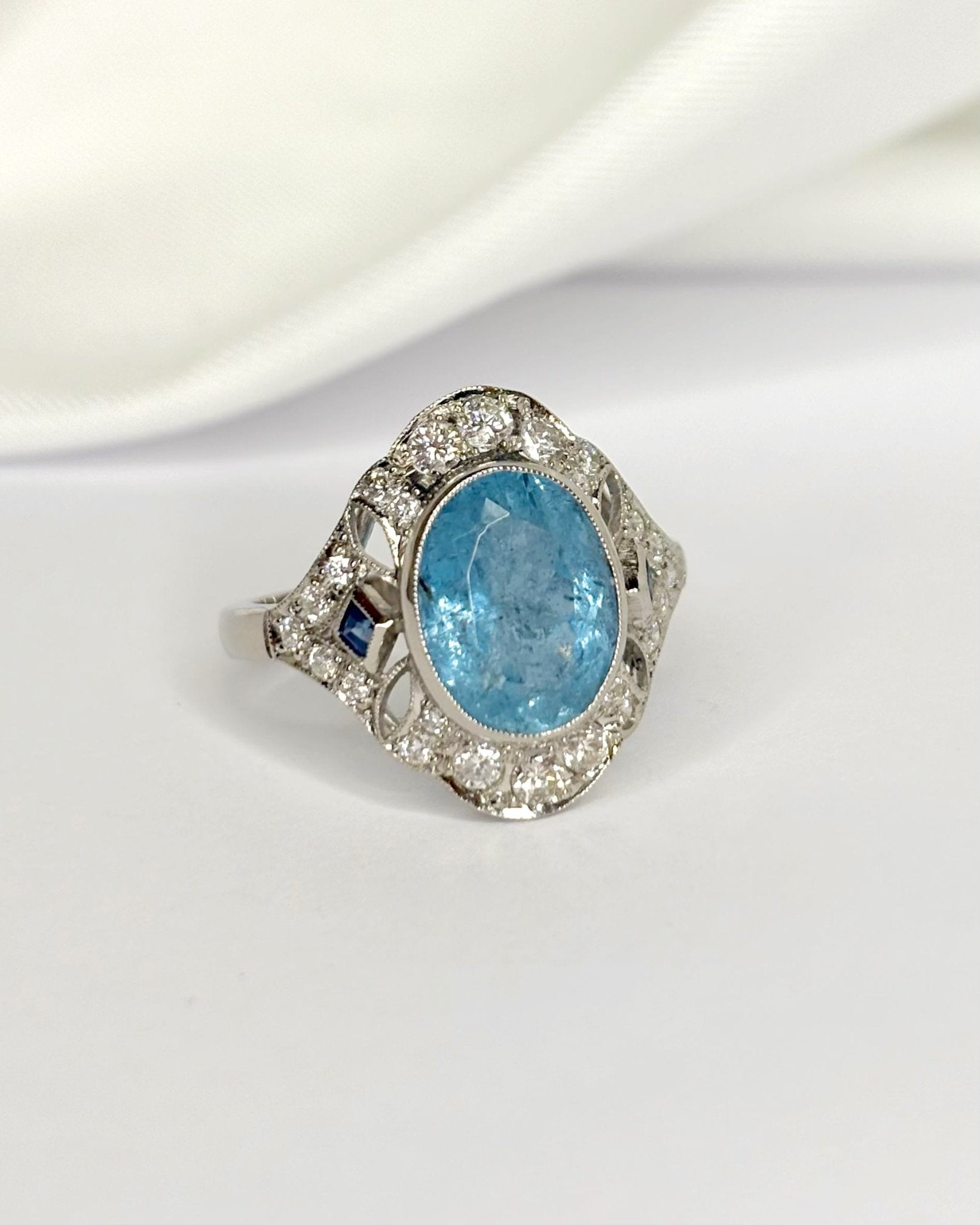 Bague Art Déco Aigue - Marine 3.45 carats, Saphirs &amp; Diamants 0.65 carat "Claire" - Elliade Paris