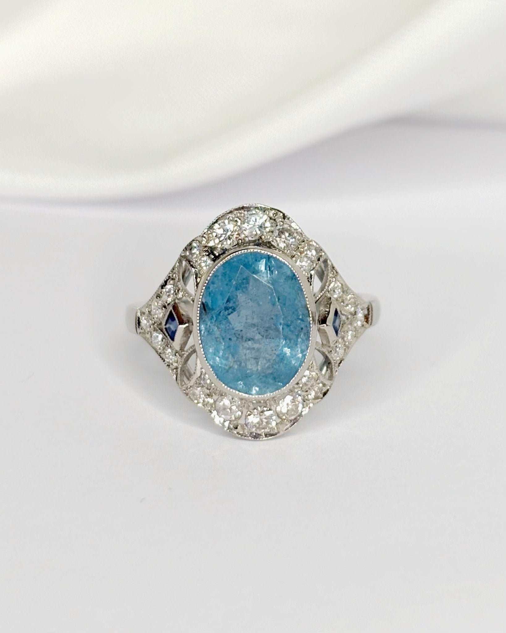 Bague Art Déco Aigue - Marine 3.45 carats, Saphirs &amp; Diamants 0.65 carat "Claire" - Elliade Paris