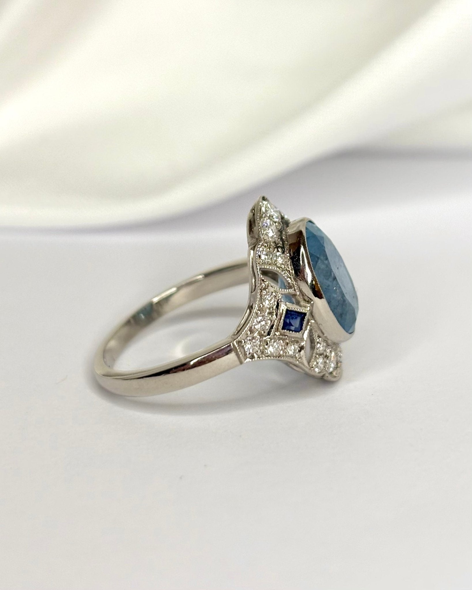 Bague Art Déco Aigue - Marine 3.45 carats, Saphirs &amp; Diamants 0.65 carat "Claire" - Elliade Paris