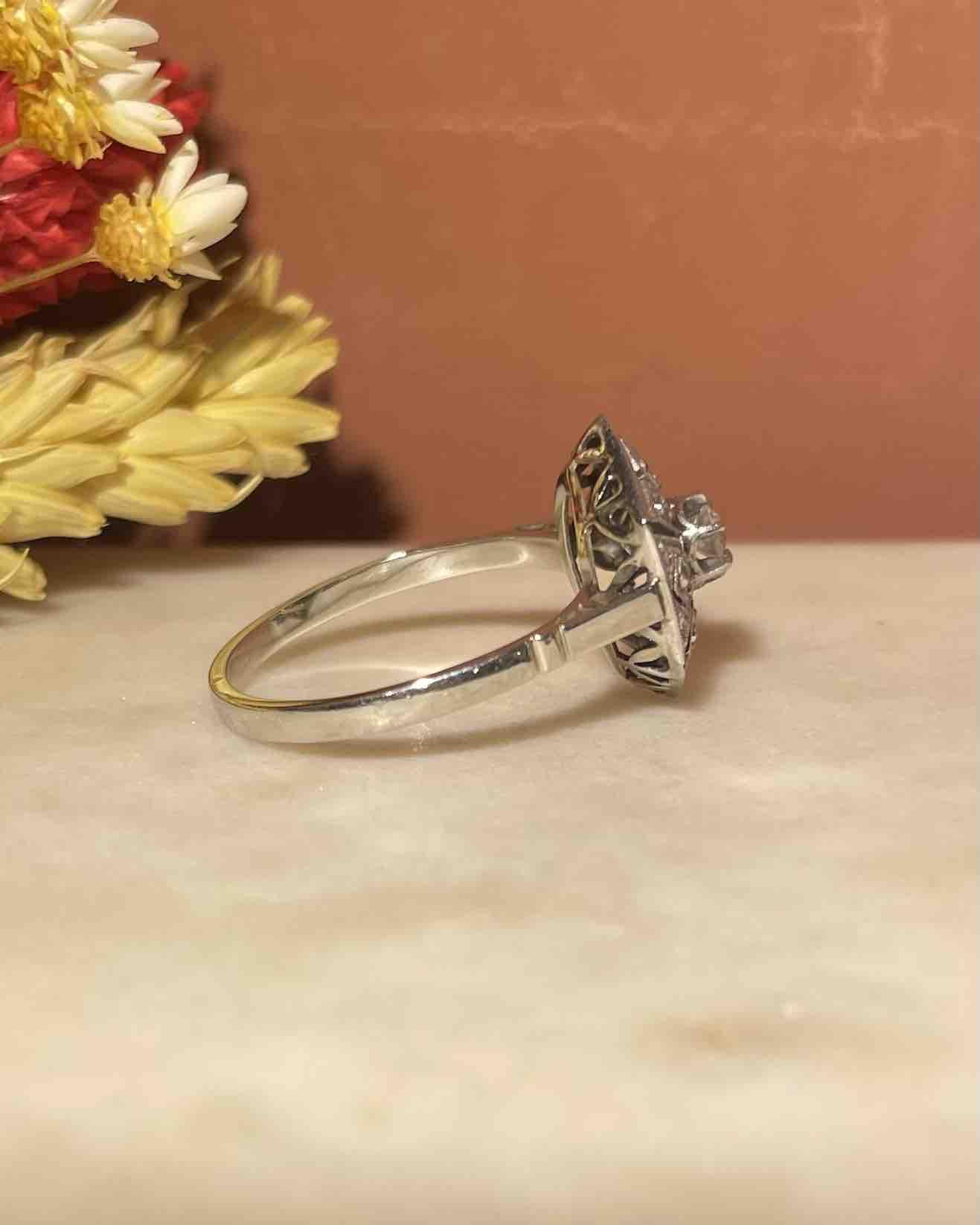 Anillo Art Déco de 9 diamantes "Lauriana"