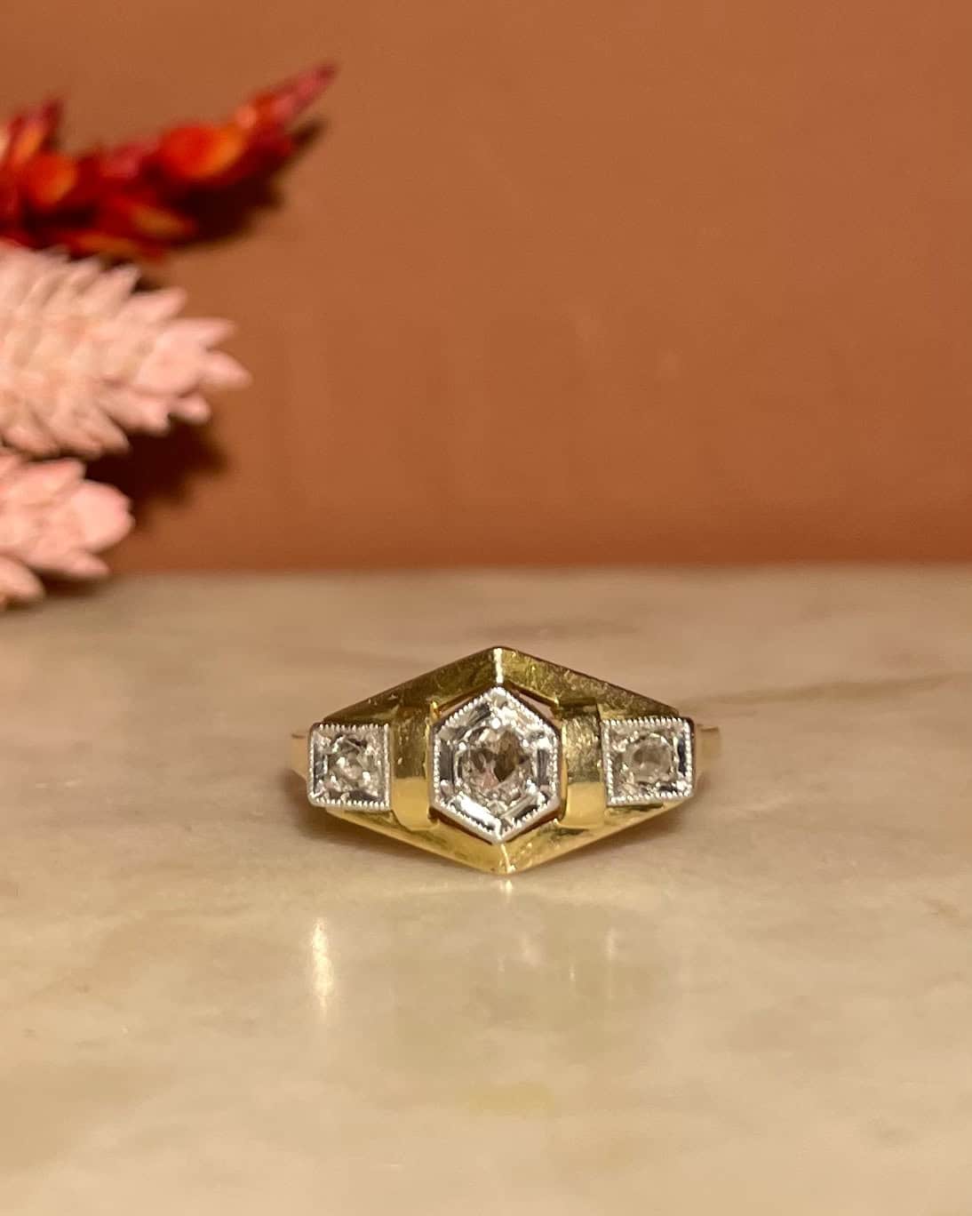 Anillo Art Déco de diamantes con diseño de tanque "Zephyra"