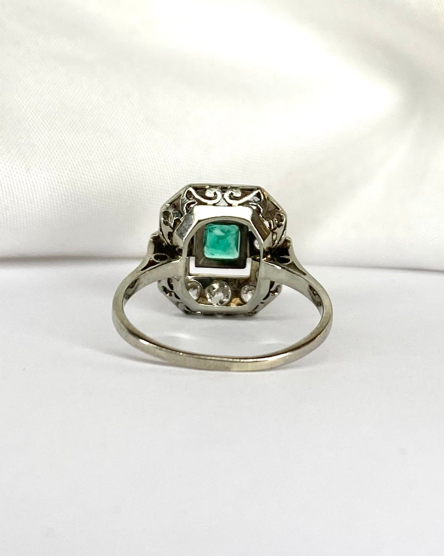 Bague Art Déco Émeraude 0.47 carat &amp; 12 Diamants "Olivia" - Elliade Paris