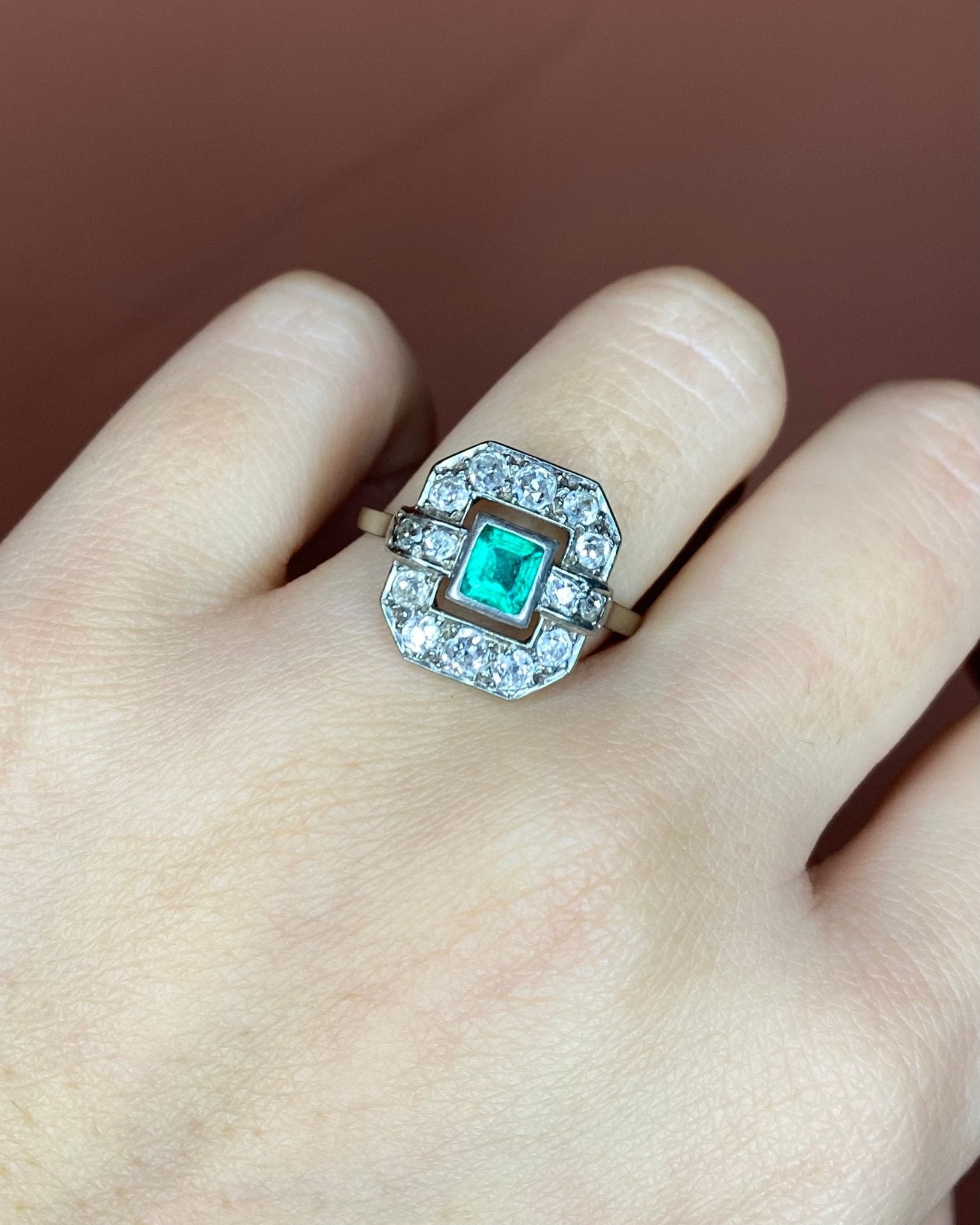 Bague Art Déco Émeraude 0.47 carat &amp; 12 Diamants "Olivia" - Elliade Paris