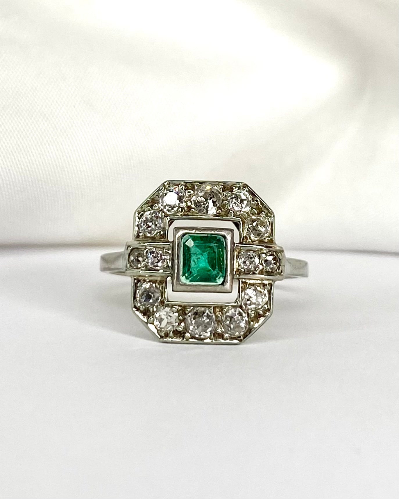 Bague Art Déco Émeraude 0.47 carat &amp; 12 Diamants "Olivia" - Elliade Paris