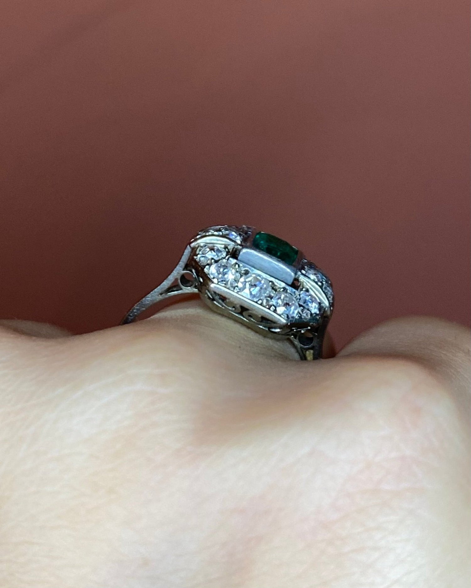 Bague Art Déco Émeraude 0.47 carat &amp; 12 Diamants &quot;Olivia&quot; - Elliade Paris