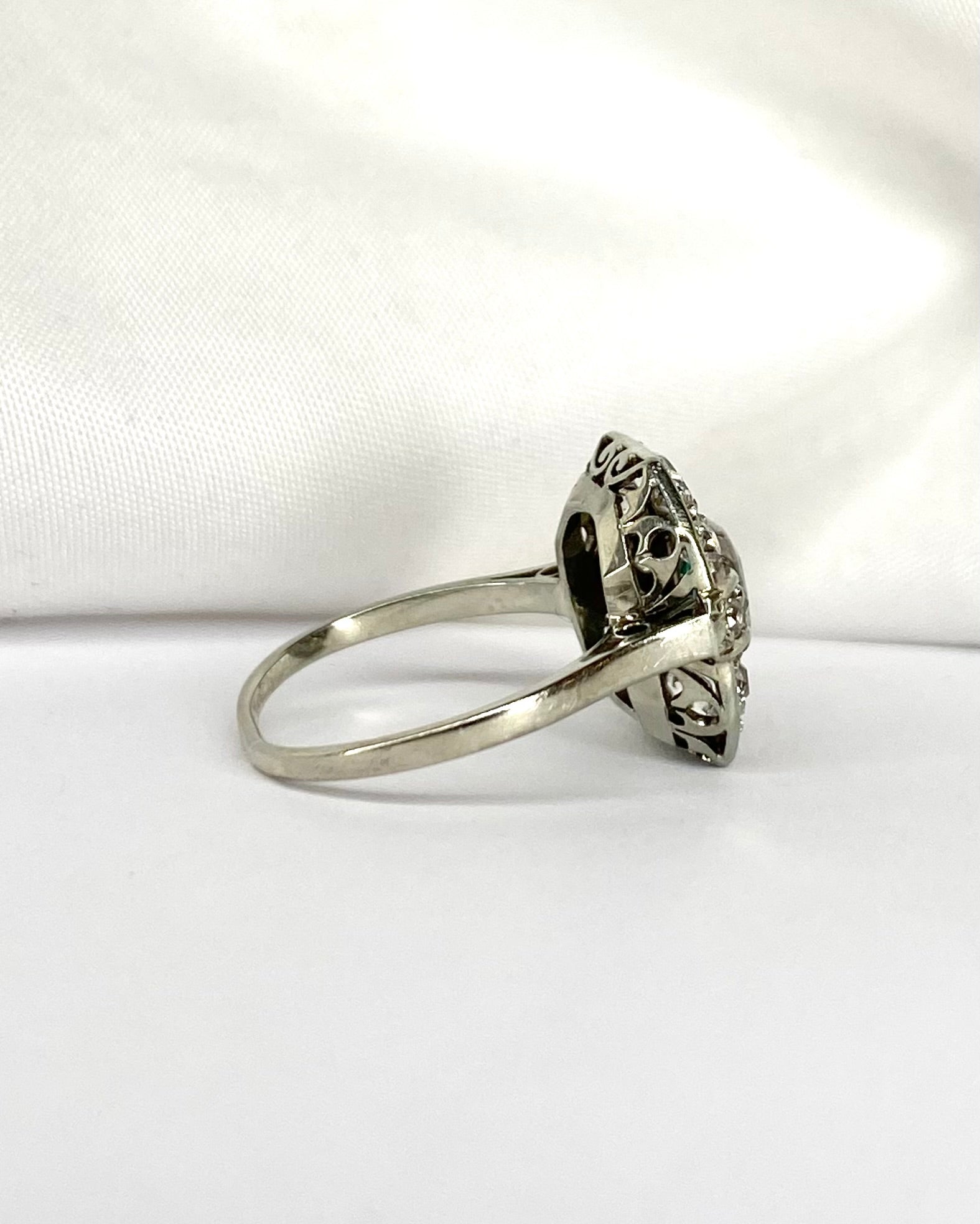 Bague Art Déco Émeraude 0.47 carat &amp; 12 Diamants "Olivia" - Elliade Paris