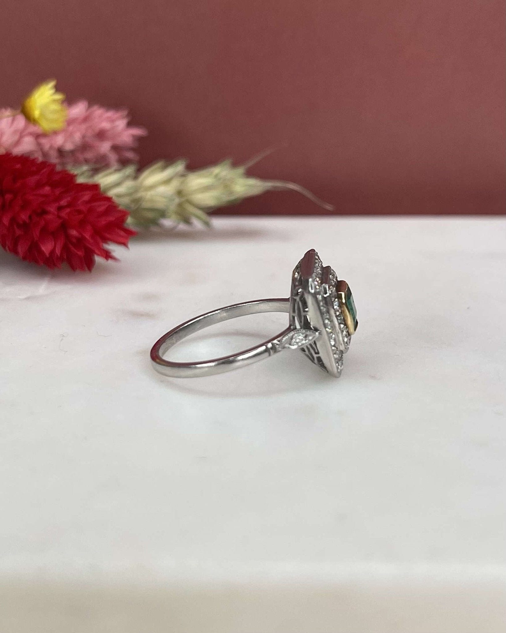Bague Art - Déco Émeraude 0.60 carat &amp; 42 Diamants "Tatianna" - Elliade Paris