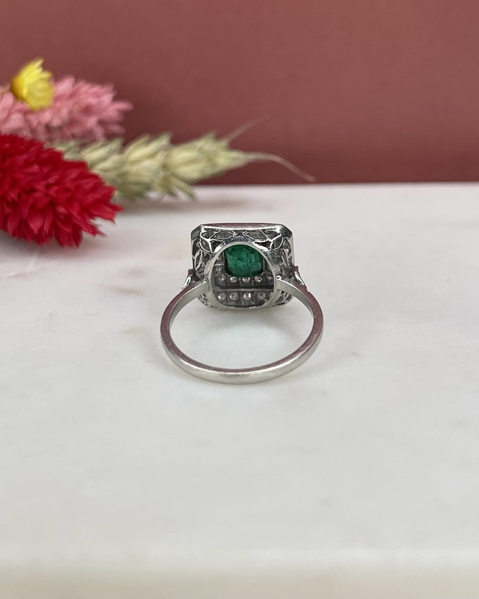 Bague Art - Déco Émeraude 0.60 carat &amp; 42 Diamants "Tatianna" - Elliade Paris