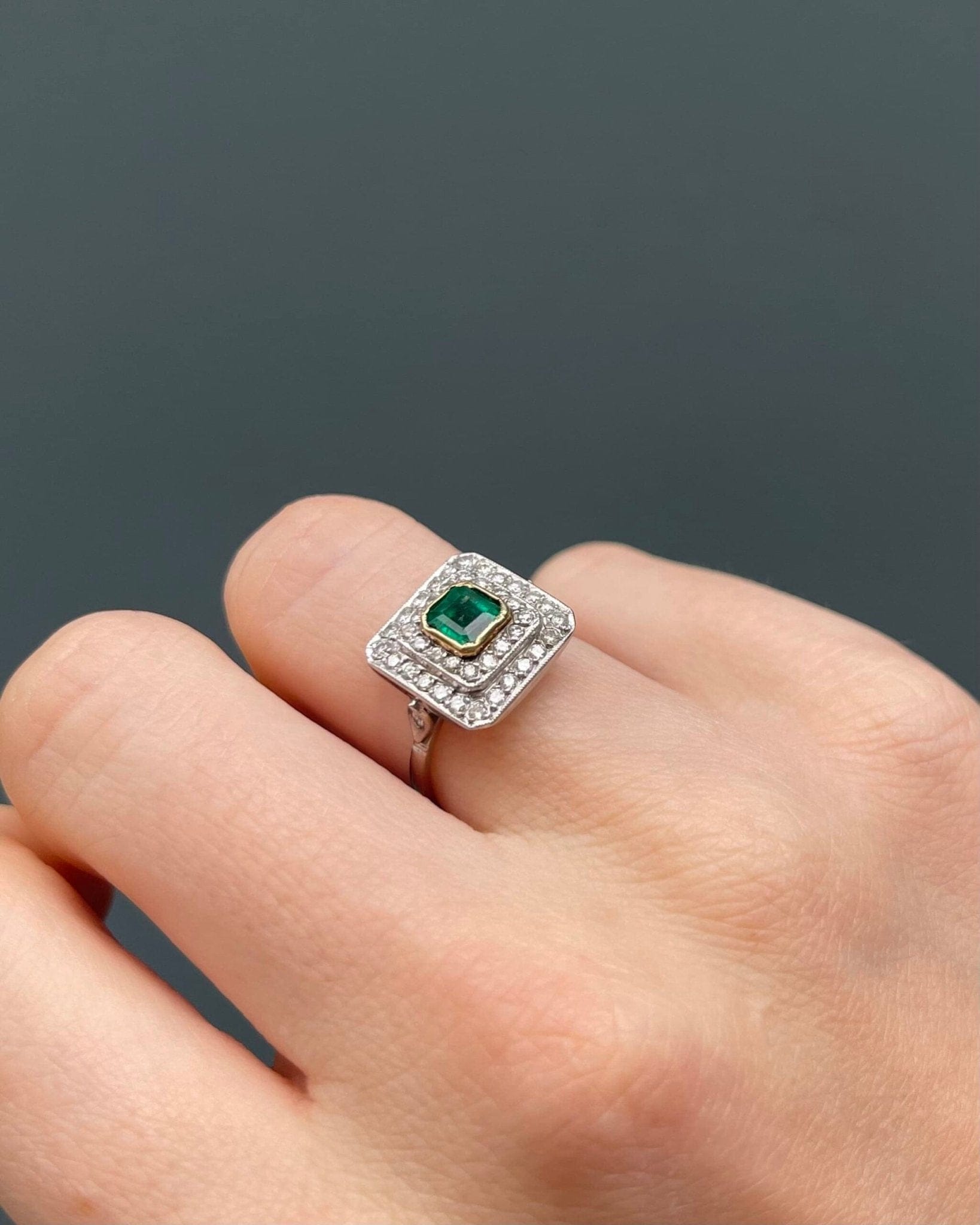 Bague Art - Déco Émeraude 0.60 carat &amp; 42 Diamants "Tatianna" - Elliade Paris
