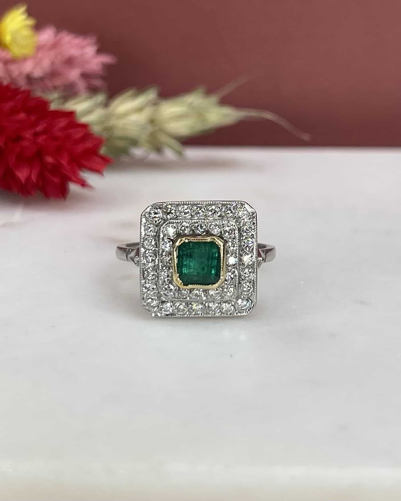 Bague Art - Déco Émeraude 0.60 carat &amp; 42 Diamants "Tatianna" - Elliade Paris