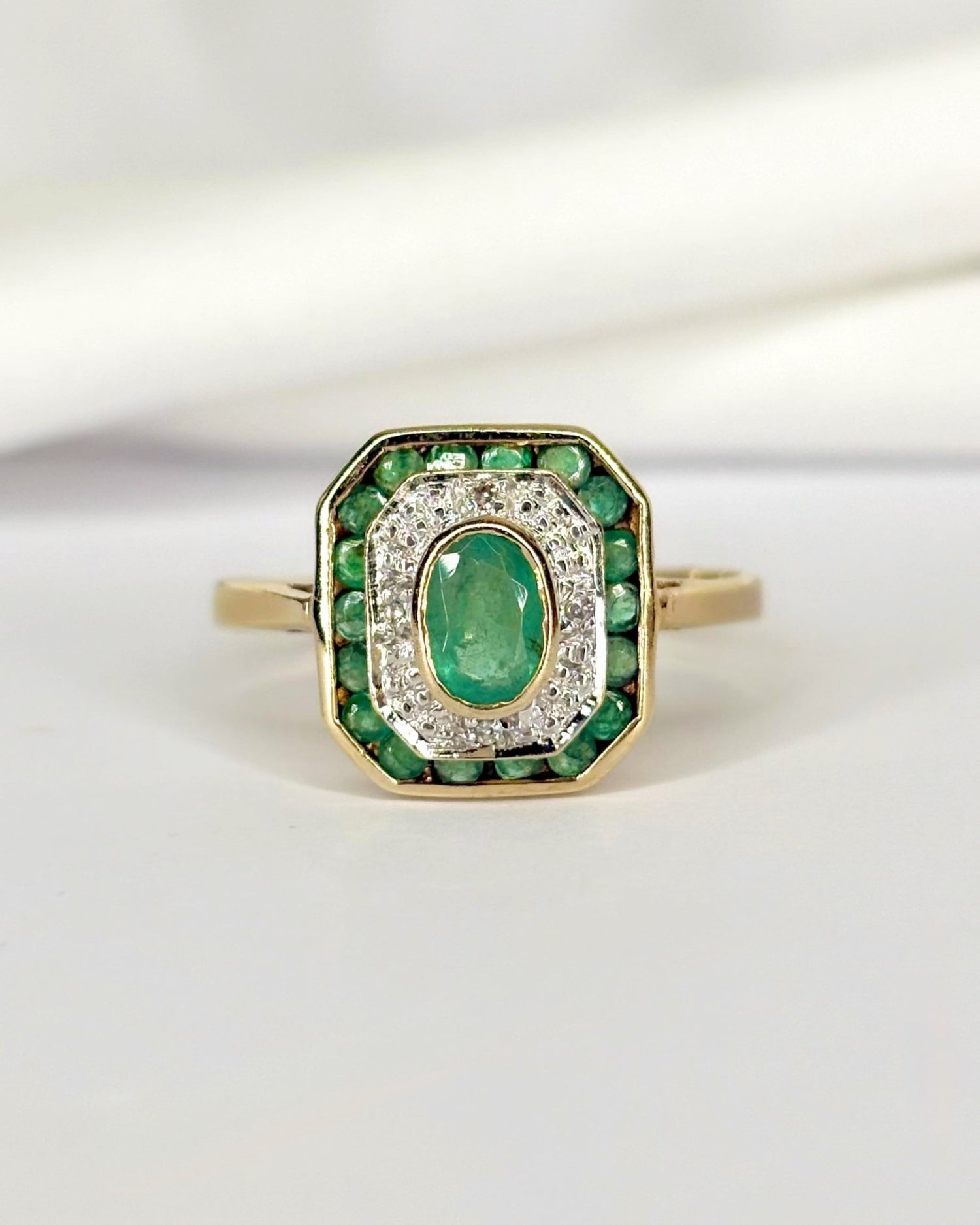 Bague Art Déco Émeraude 0.62 carat &amp; Diamants "Elena" - Elliade Paris