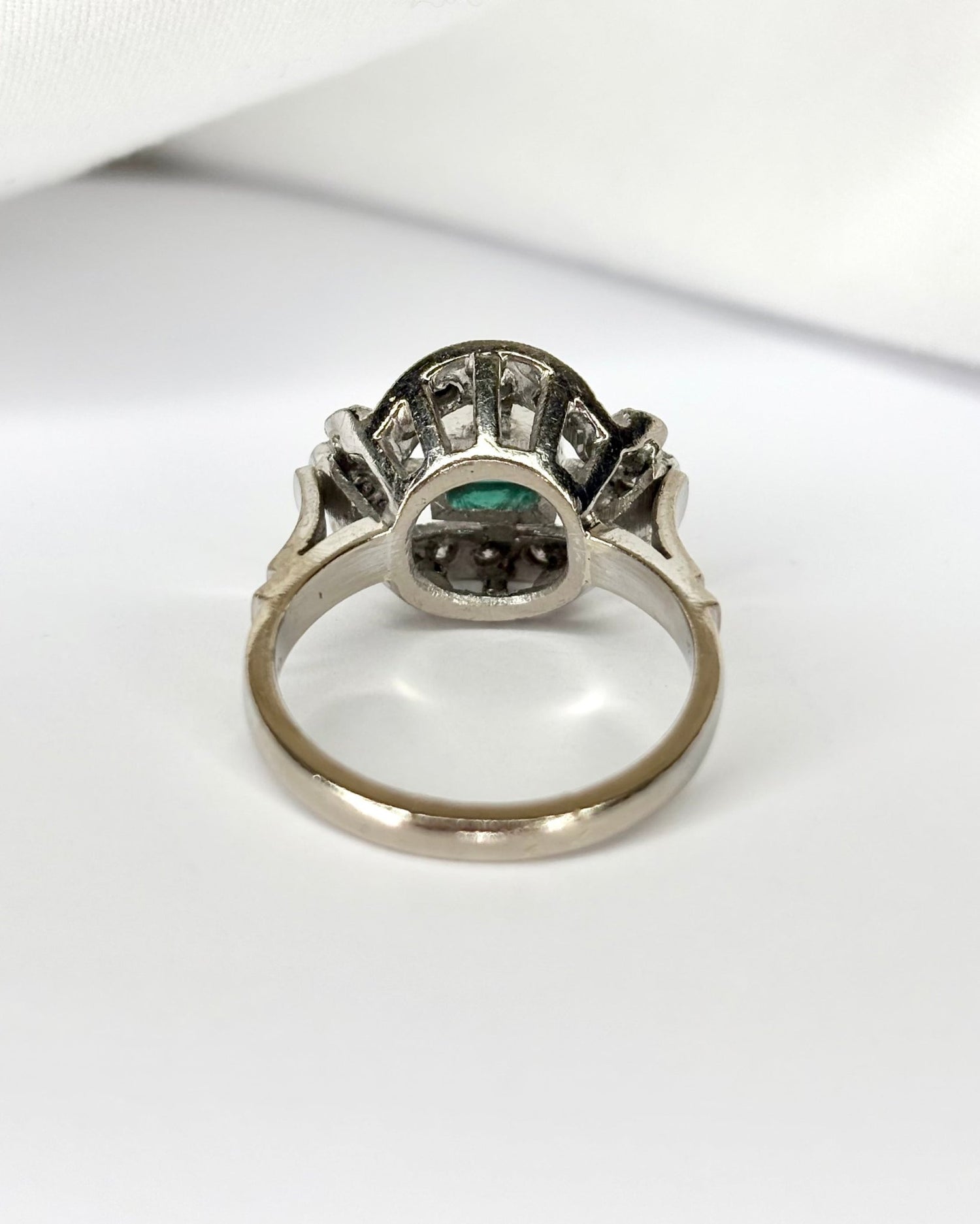 Bague Art - Déco Emeraude 0.70 carat &amp; Diamants &quot;Agathe&quot; - Elliade Paris