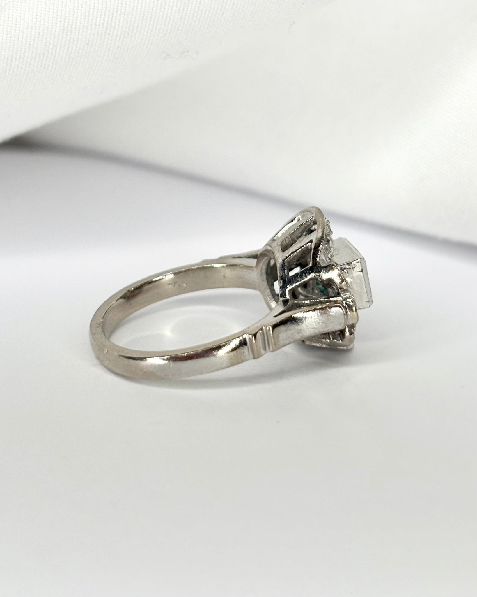 Bague Art - Déco Emeraude 0.70 carat &amp; Diamants "Agathe" - Elliade Paris