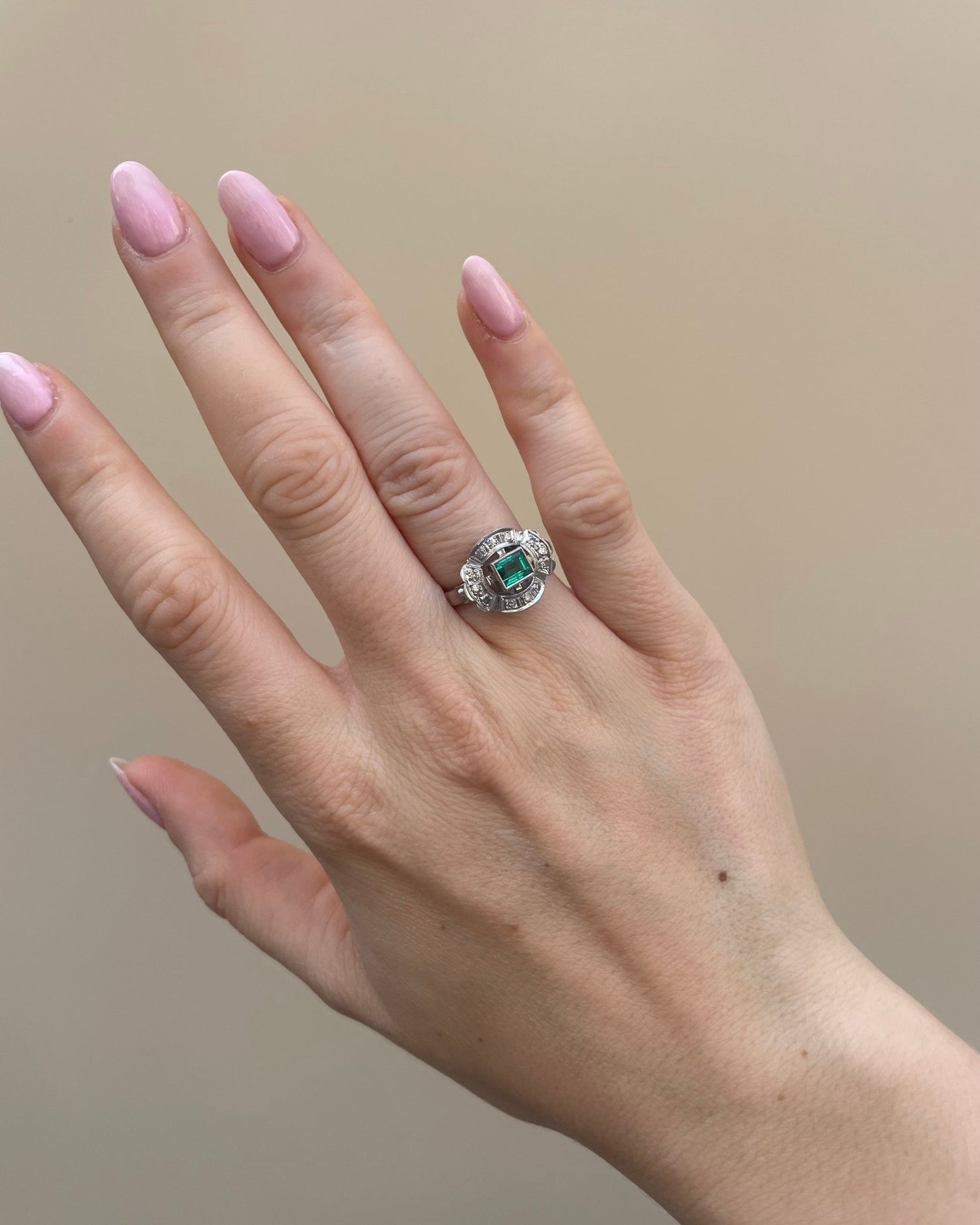 Bague Art - Déco Emeraude 0.70 carat &amp; Diamants &quot;Agathe&quot; - Elliade Paris