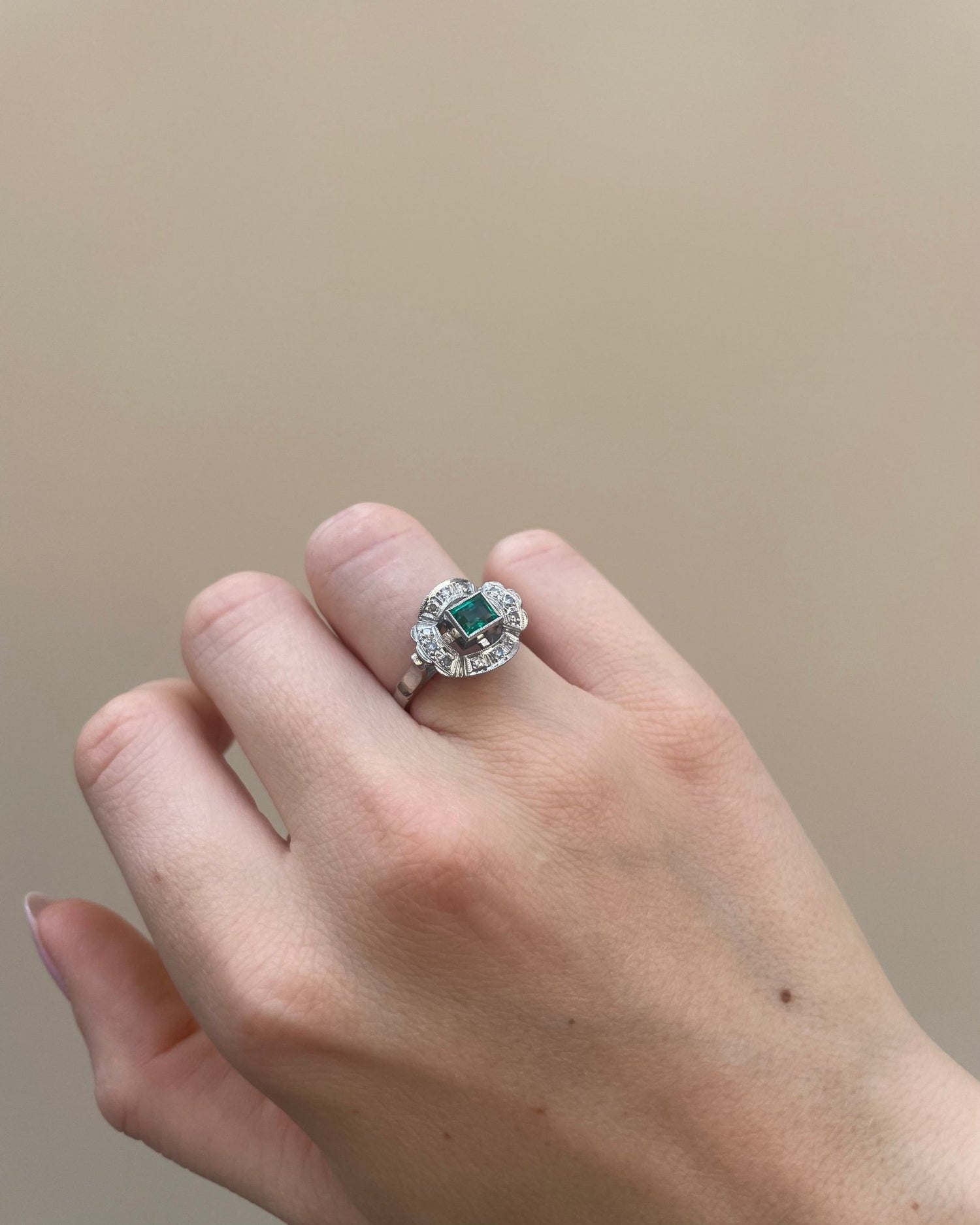 Bague Art - Déco Emeraude 0.70 carat &amp; Diamants &quot;Agathe&quot; - Elliade Paris