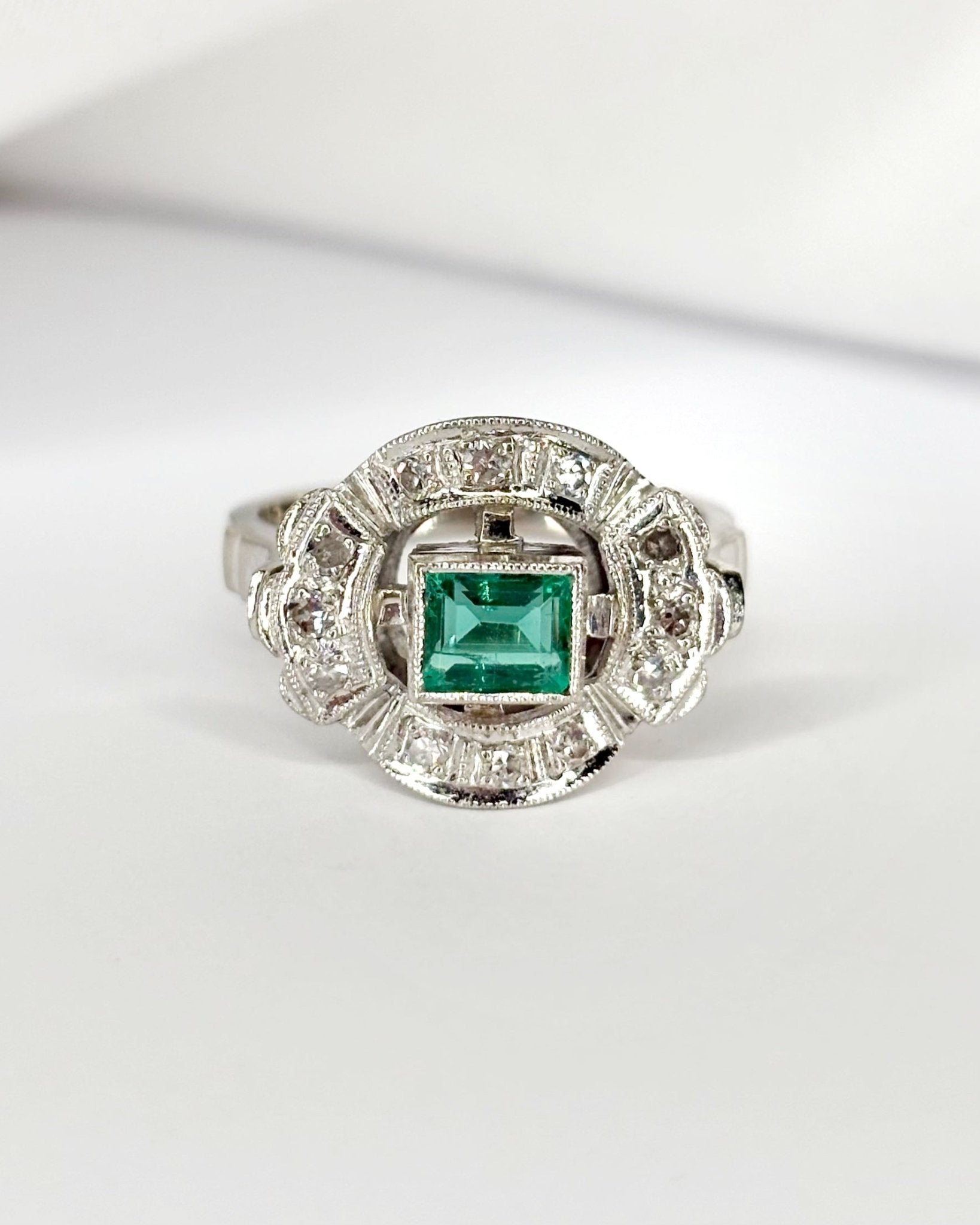 Bague Art - Déco Emeraude 0.70 carat &amp; Diamants "Agathe" - Elliade Paris