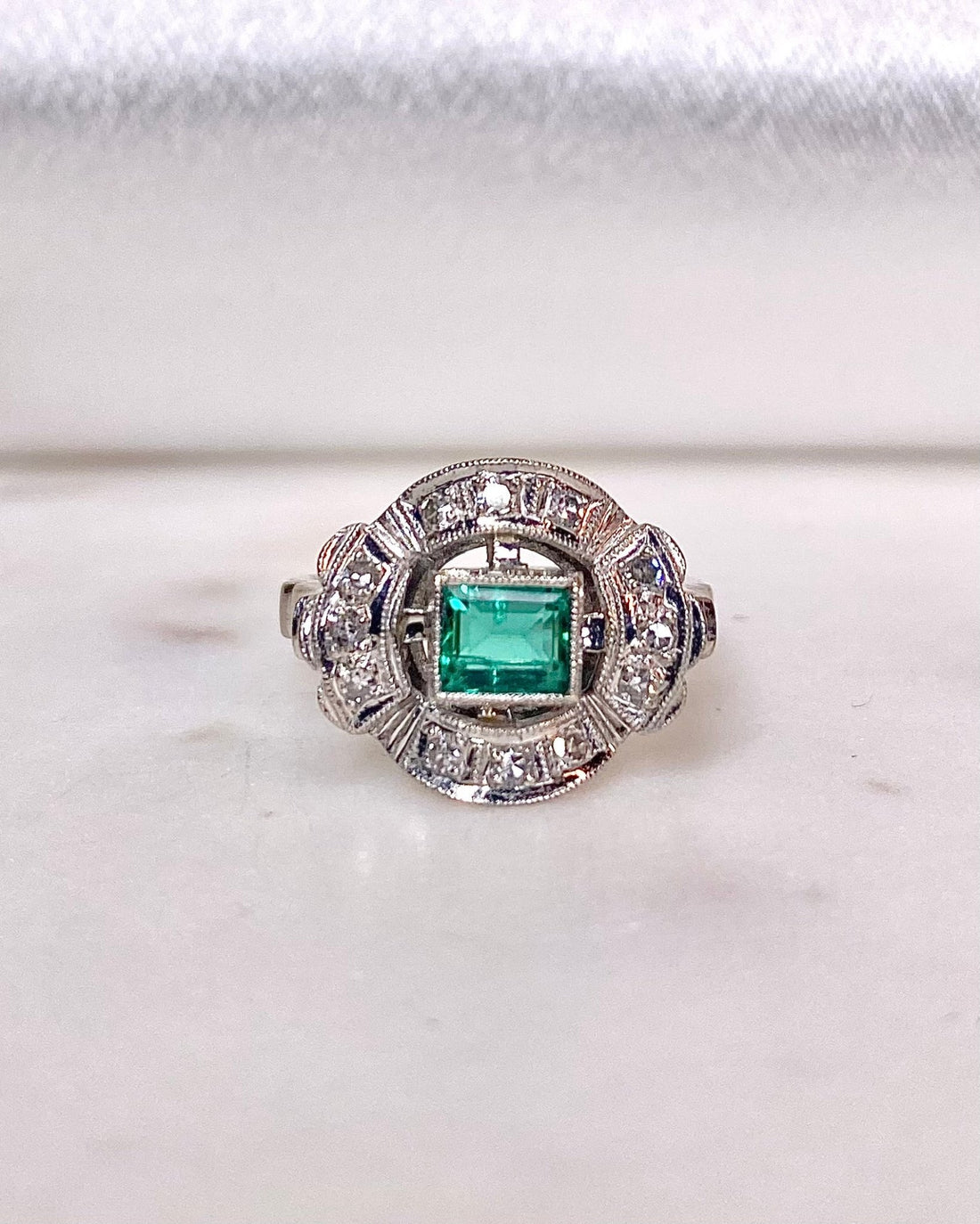 Bague Art - Déco Emeraude 0.70 carat &amp; Diamants &quot;Agathe&quot; - Elliade Paris