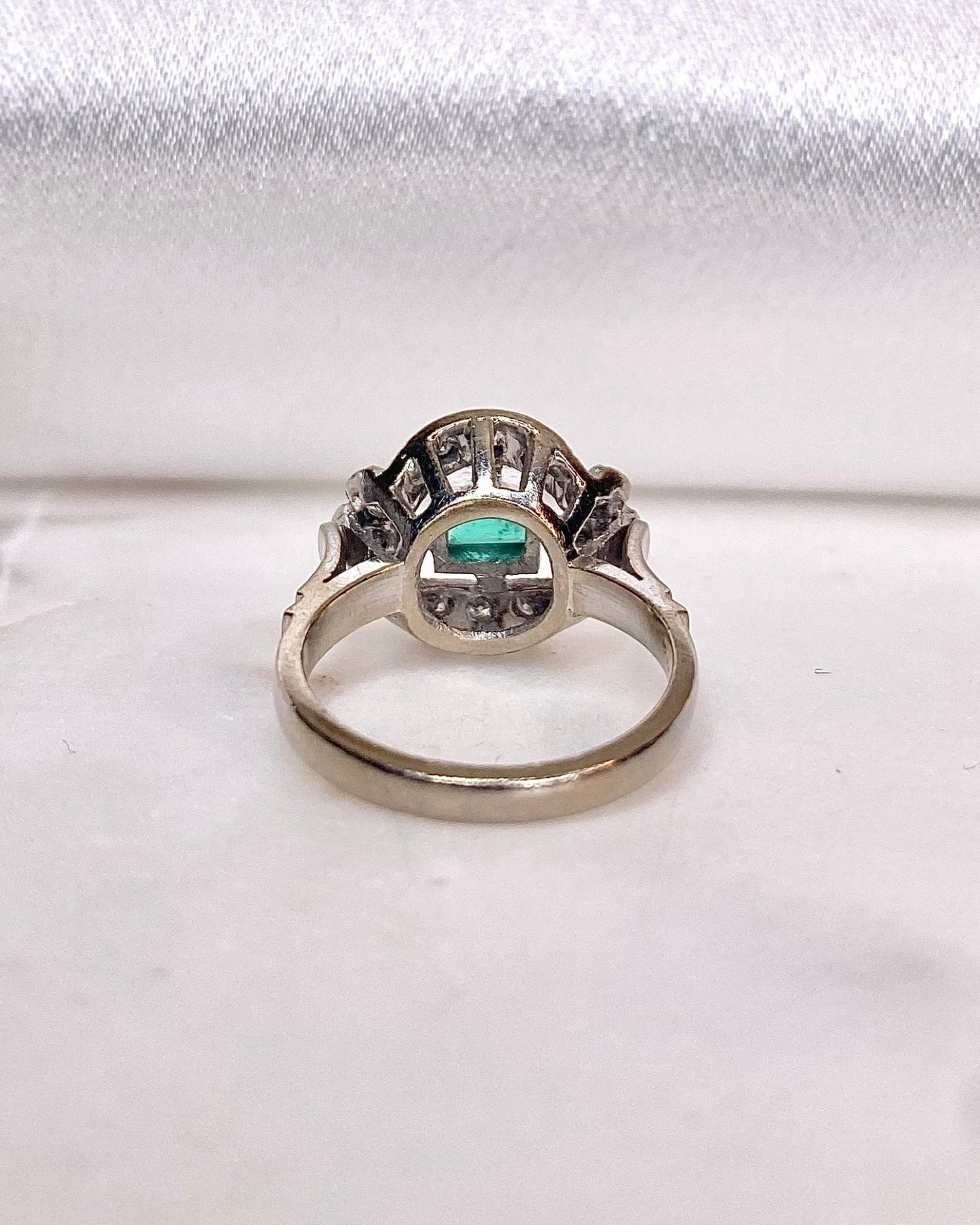 Bague Art - Déco Emeraude 0.70 carat &amp; Diamants &quot;Agathe&quot; - Elliade Paris
