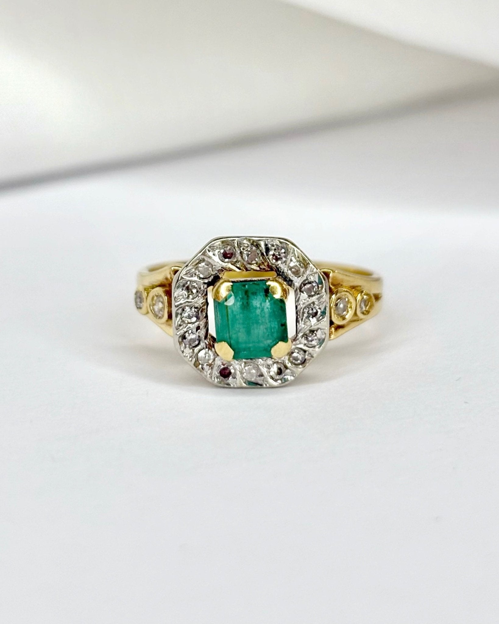 Bague Art Déco Émeraude 0.75 carat &amp; 20 Diamants "Aneia" - Elliade Paris