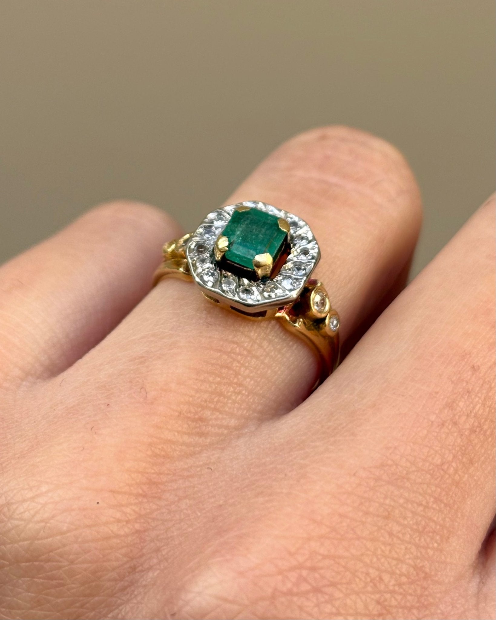 Bague Art Déco Émeraude 0.75 carat &amp; 20 Diamants "Aneia" - Elliade Paris