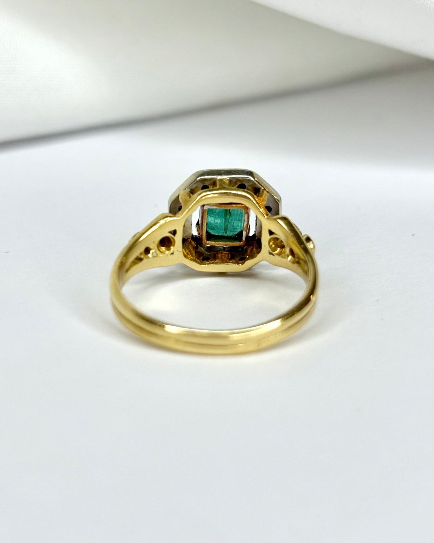 Bague Art Déco Émeraude 0.75 carat &amp; 20 Diamants &quot;Aneia&quot; - Elliade Paris