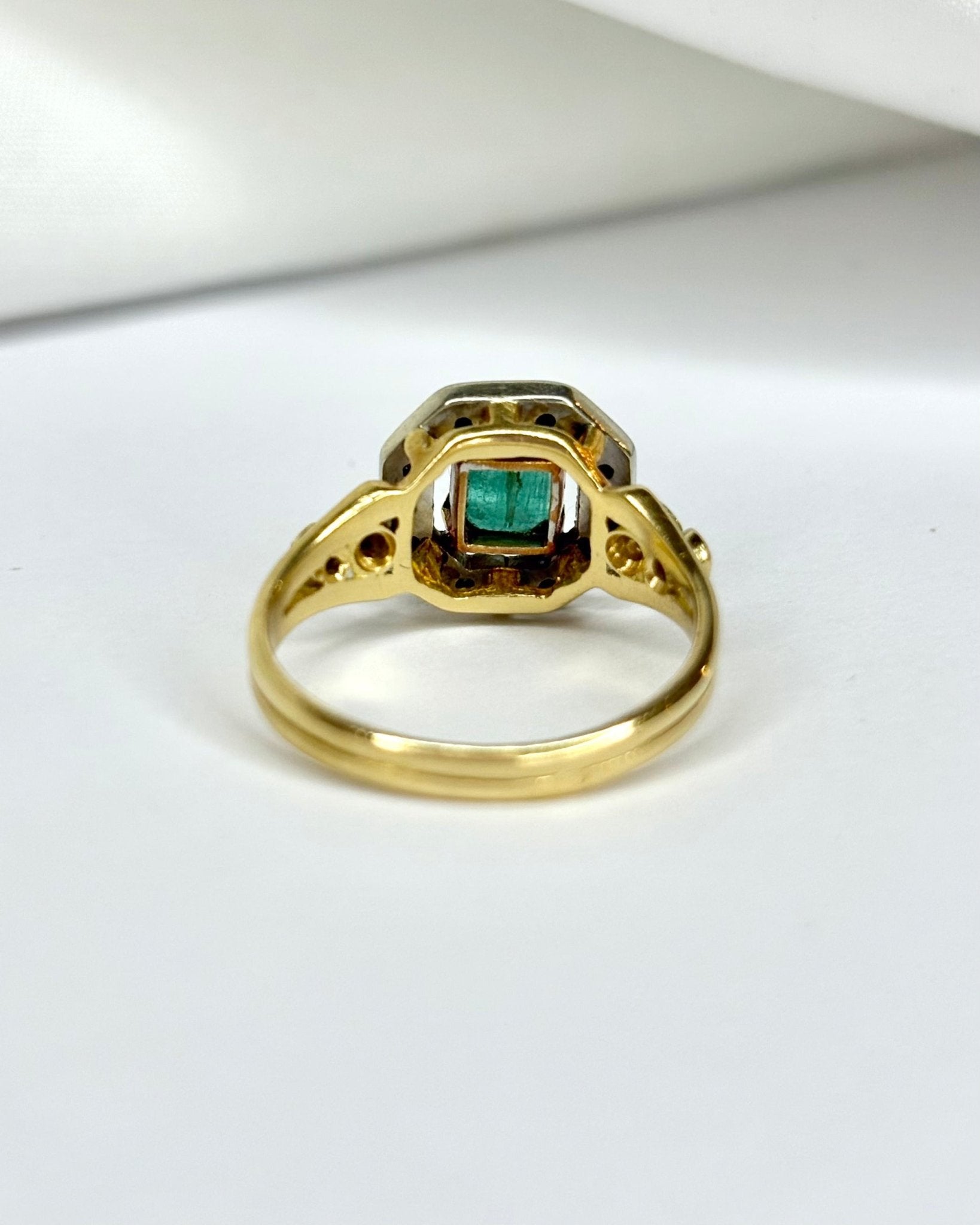 Bague Art Déco Émeraude 0.75 carat &amp; 20 Diamants "Aneia" - Elliade Paris