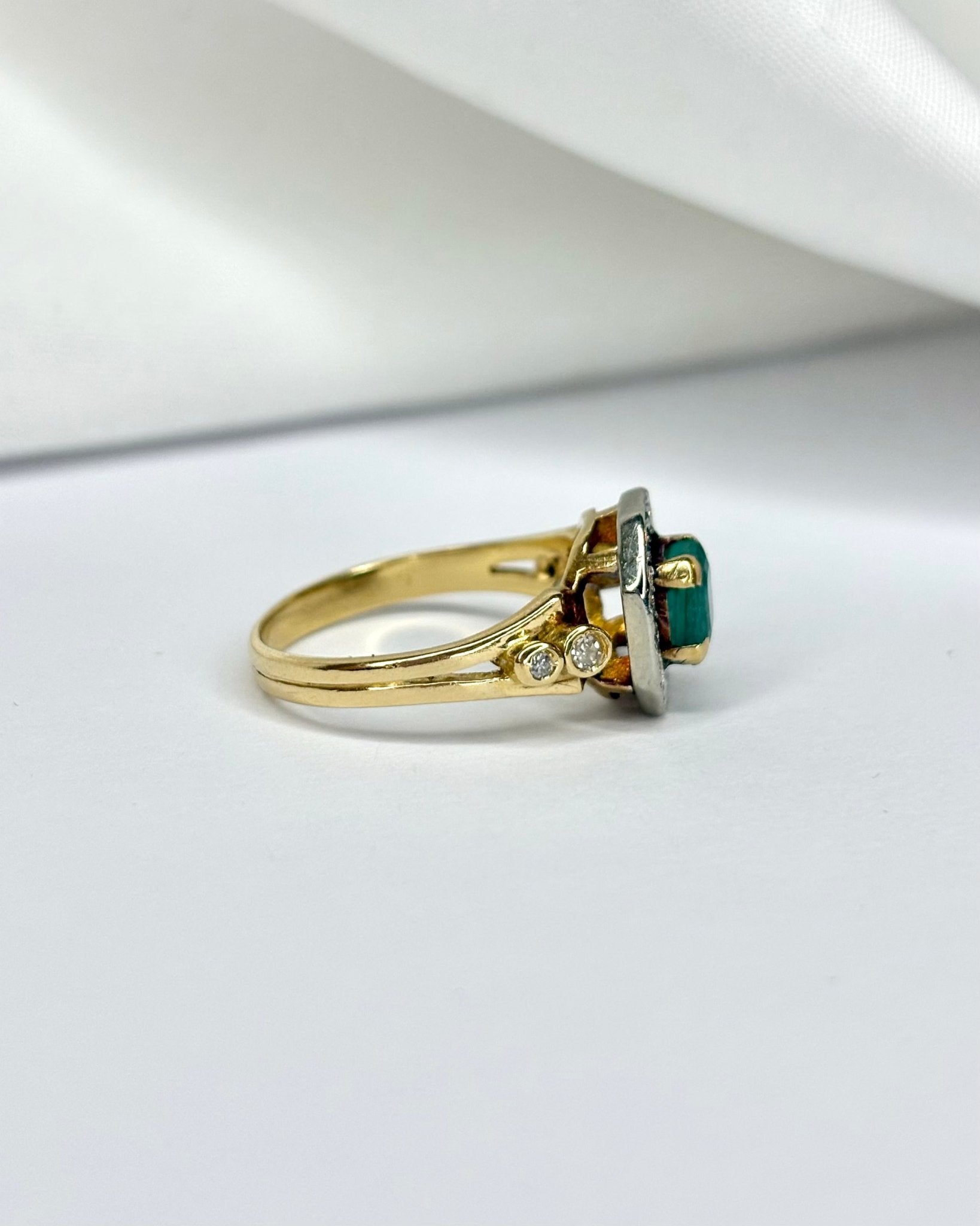 Bague Art Déco Émeraude 0.75 carat &amp; 20 Diamants "Aneia" - Elliade Paris