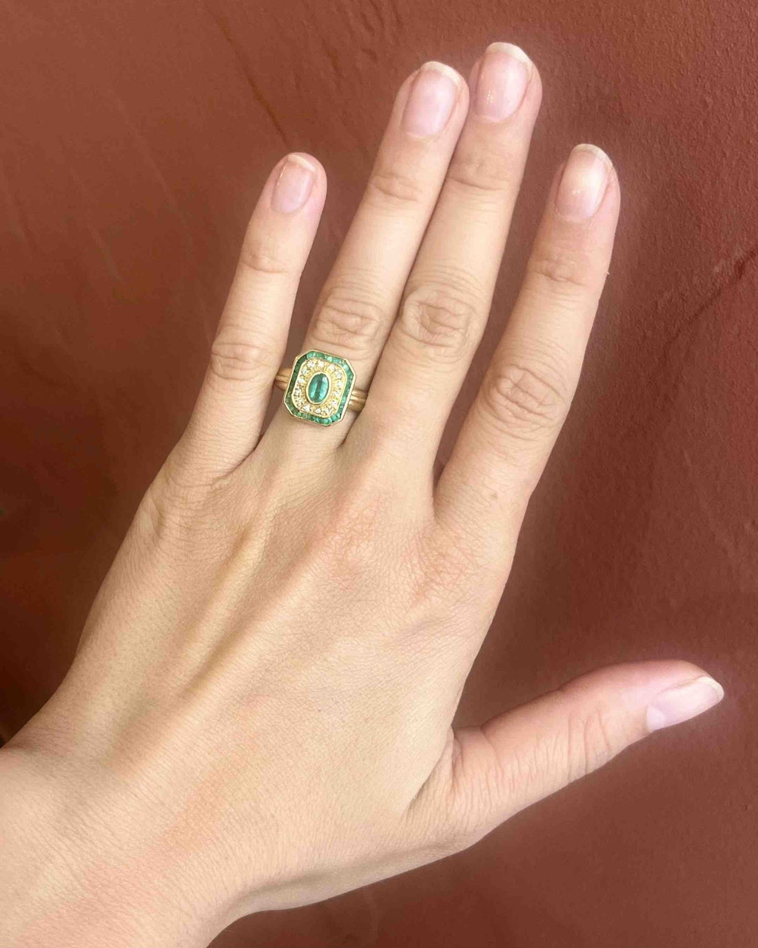 Bague Art Déco Emeraude 0.87 carat &amp; Diamants “Amalia” - Elliade Paris