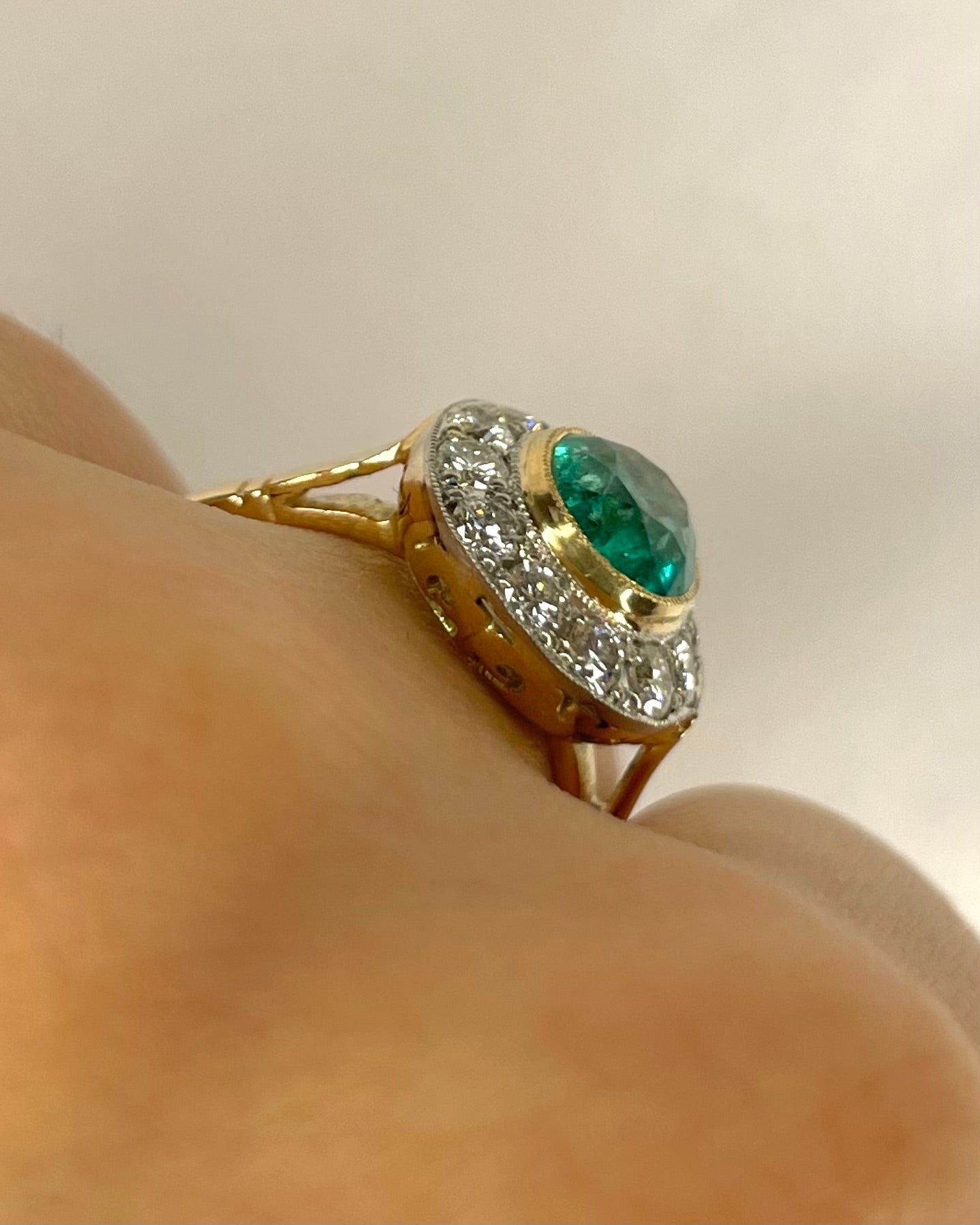 Bague Art Déco Émeraude 1.10 carat &amp; Diamants 0.36 carat "Lola" - Elliade Paris