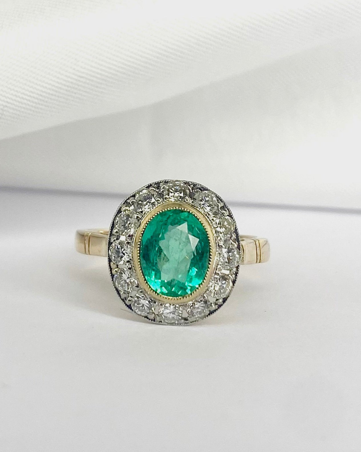 Bague Art Déco Émeraude 1.10 carat &amp; Diamants 0.36 carat "Lola" - Elliade Paris