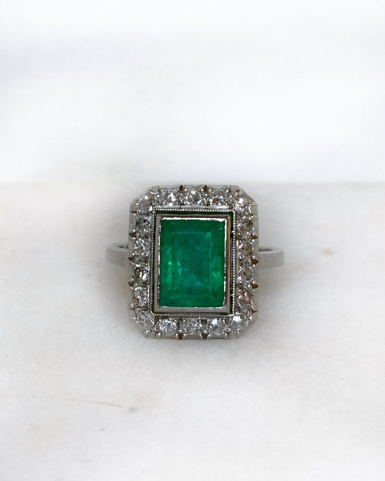 Bague Art - déco Émeraude 2.20 carats &amp; Diamants "Olympe" - Elliade Paris