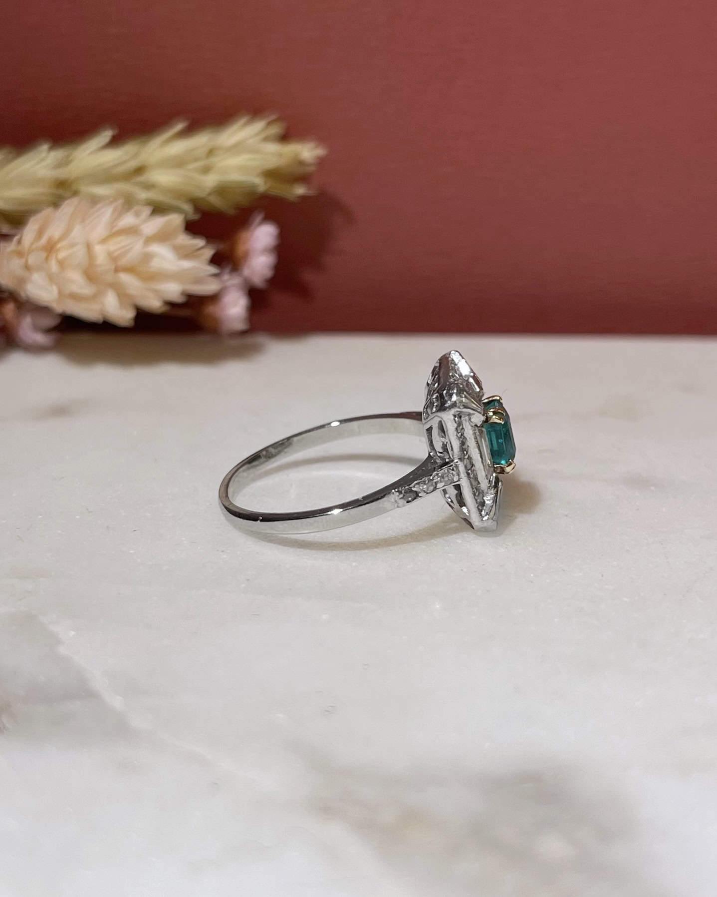 Bague Art - Déco Emeraude &amp; 34 Diamants 0.84 carat "Anthéa" - Elliade Paris