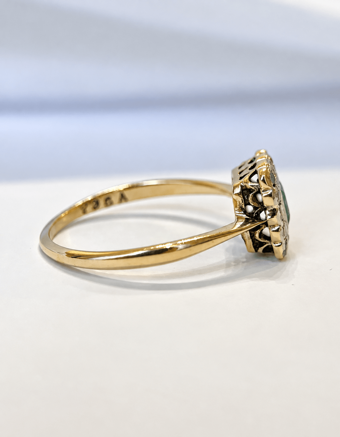 Bague Art-Déco Émeraude &amp; Diamants 0.42 carat "Rebeca" - Elliade Paris