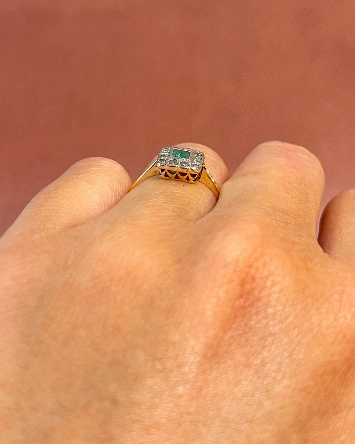 Bague Art-Déco Émeraude &amp; Diamants 0.42 carat "Rebeca" - Elliade Paris