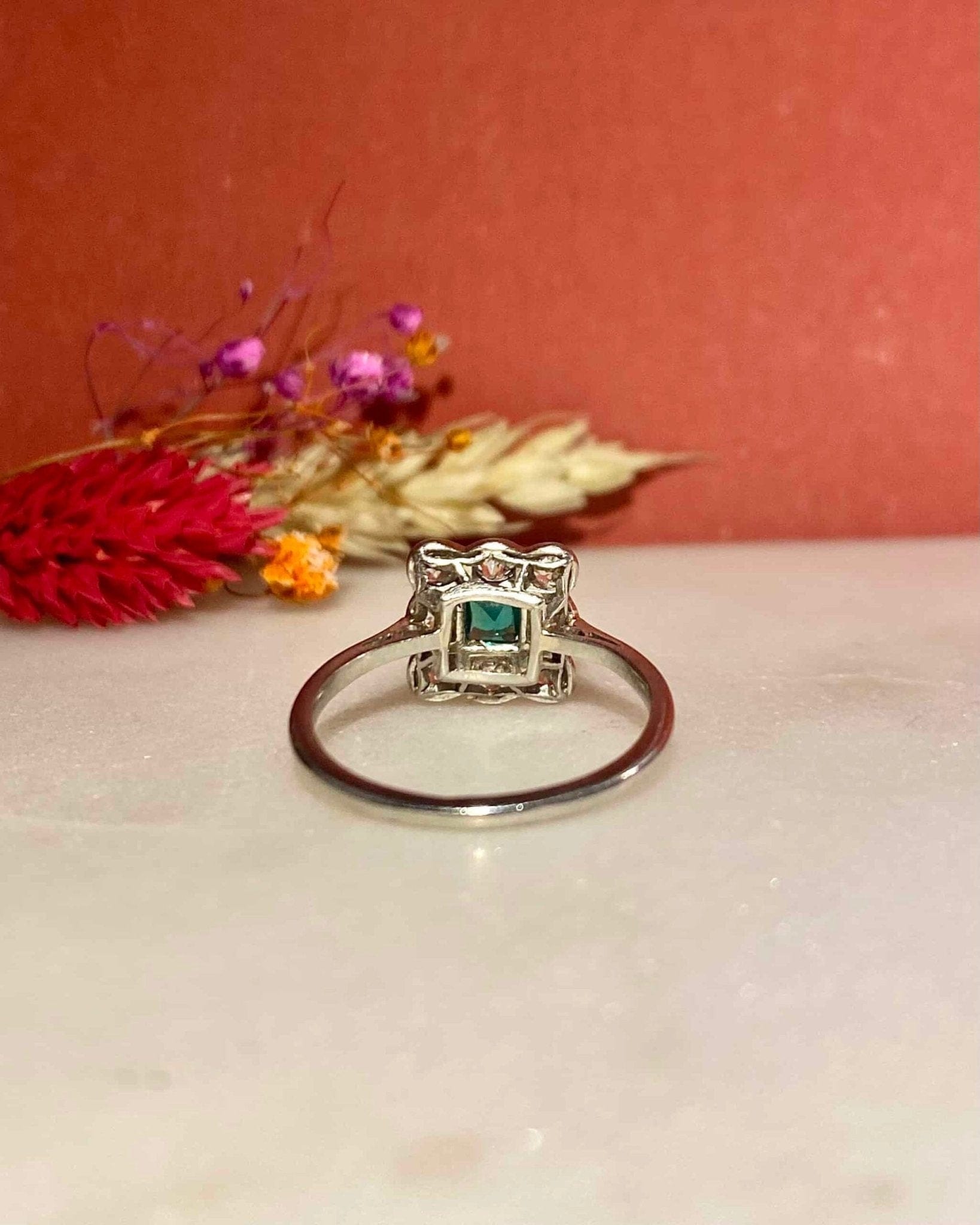 Bague Art - Déco Émeraude &amp; Diamants 0.56 carat "Vanya" - Elliade Paris