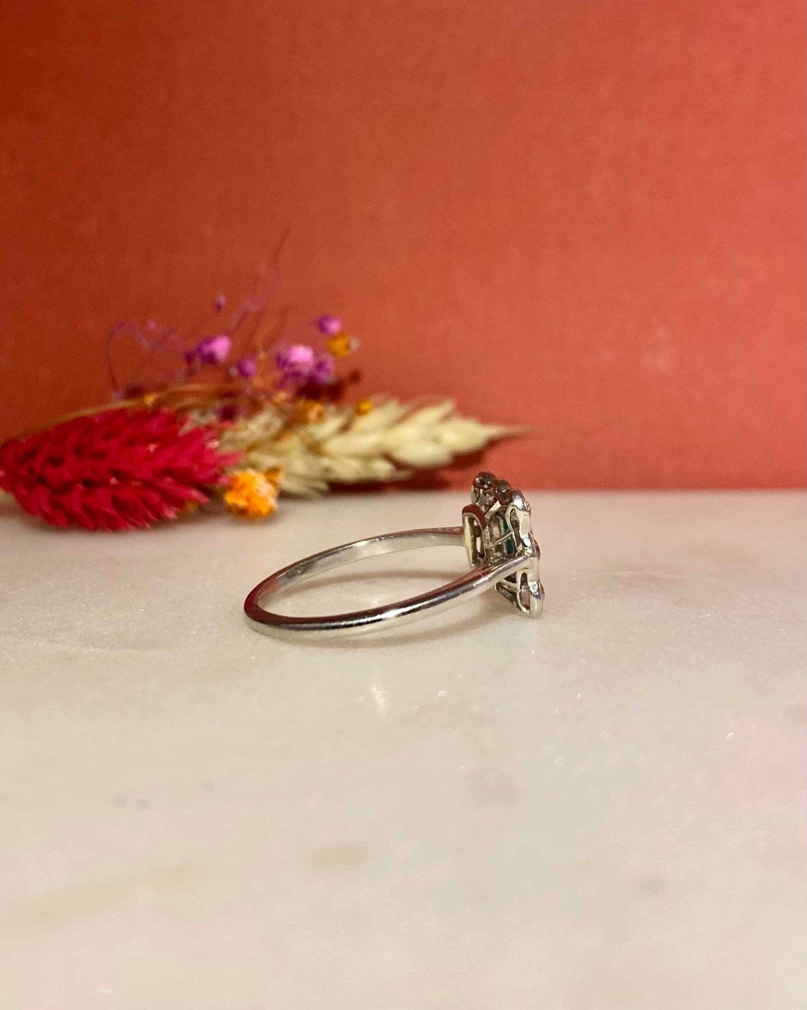 Bague Art - Déco Émeraude &amp; Diamants 0.56 carat "Vanya" - Elliade Paris