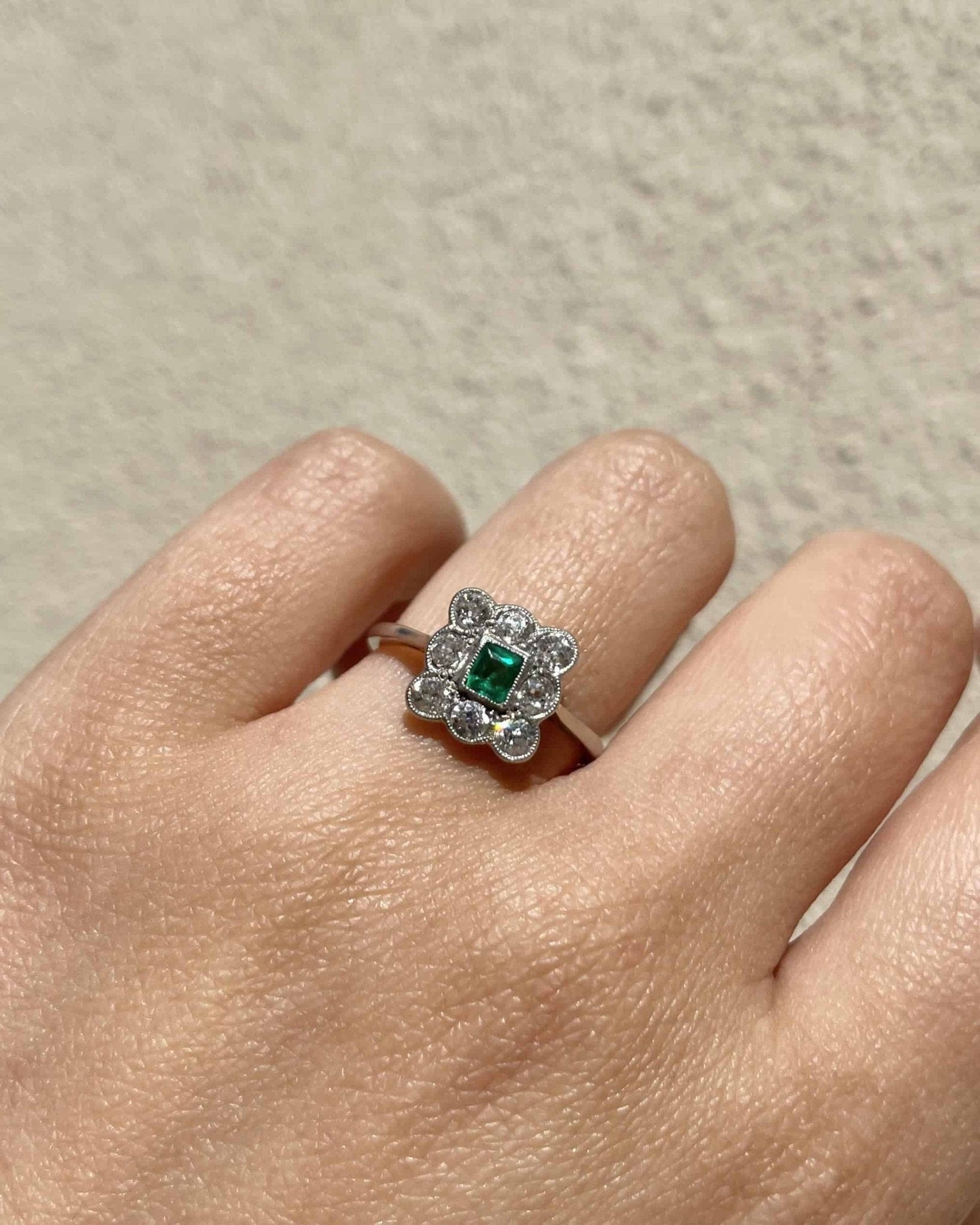 Bague Art - Déco Émeraude &amp; Diamants 0.56 carat "Vanya" - Elliade Paris