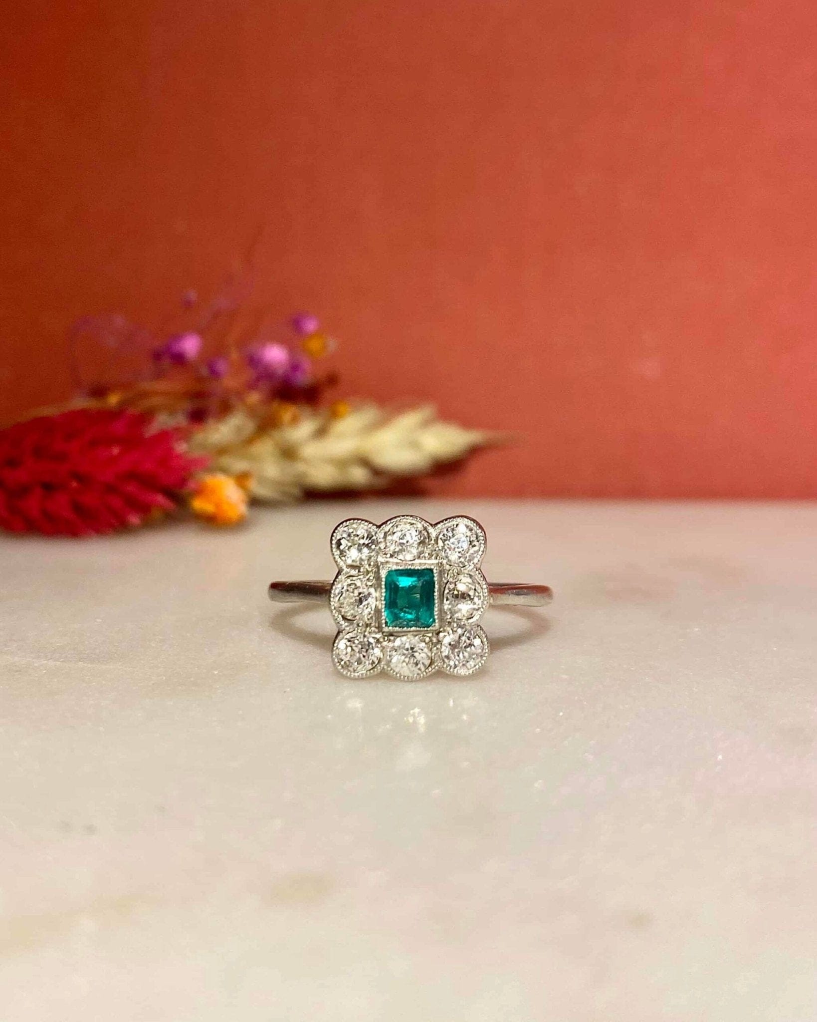 Bague Art - Déco Émeraude &amp; Diamants 0.56 carat "Vanya" - Elliade Paris