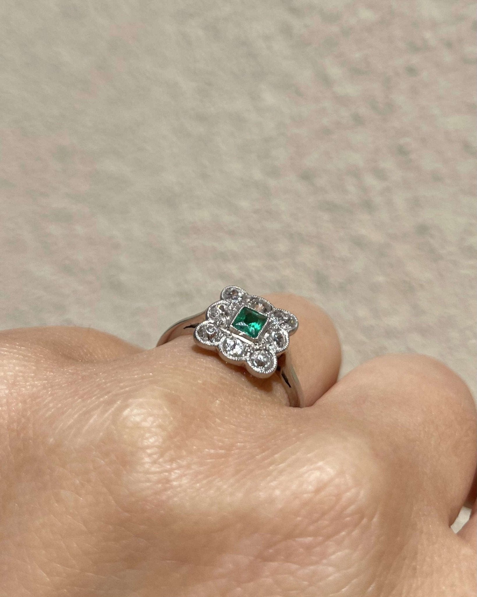 Bague Art - Déco Émeraude &amp; Diamants 0.56 carat "Vanya" - Elliade Paris