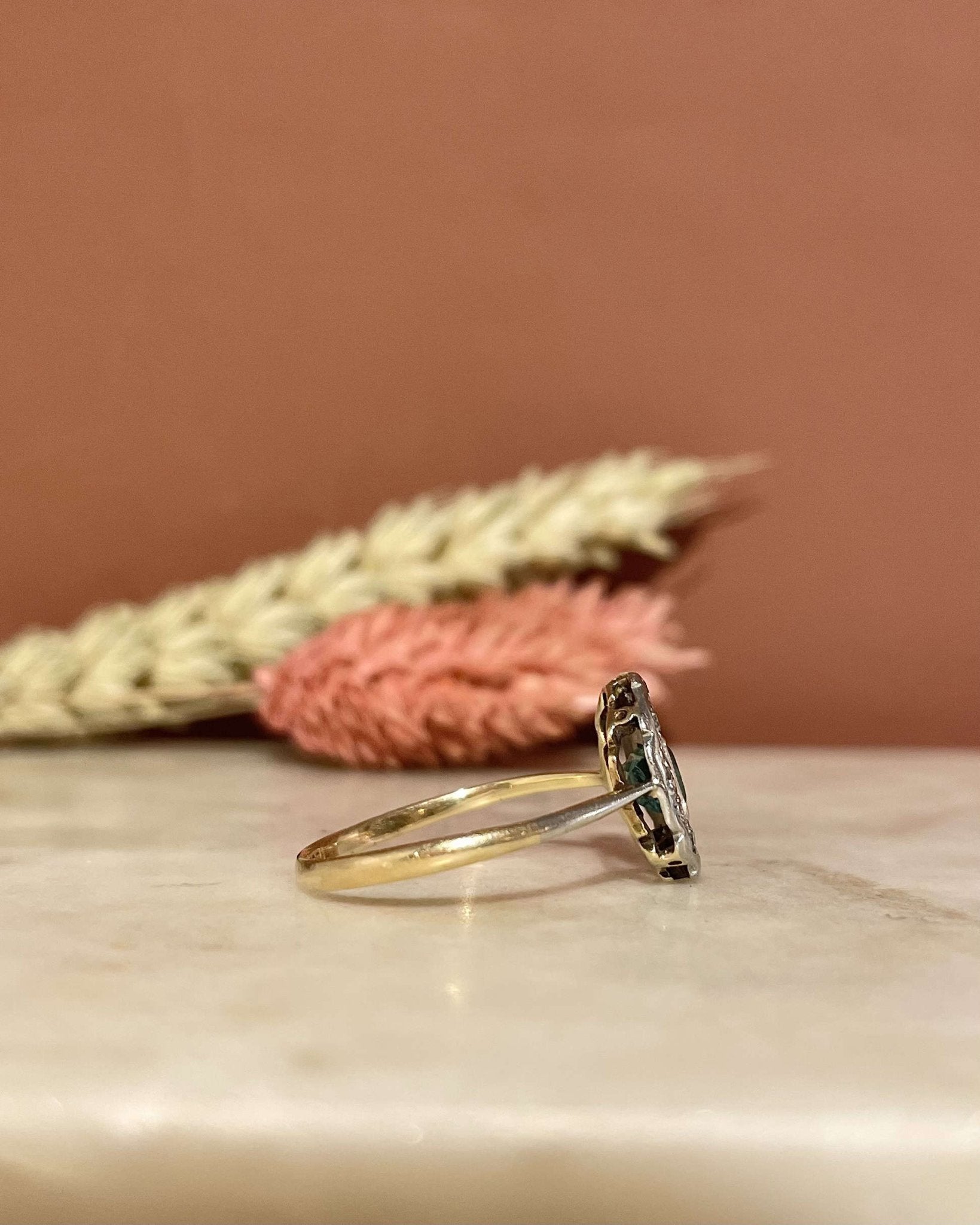 Bague Art - Déco Emeraude &amp; Diamants "Priscilla" - Elliade Paris