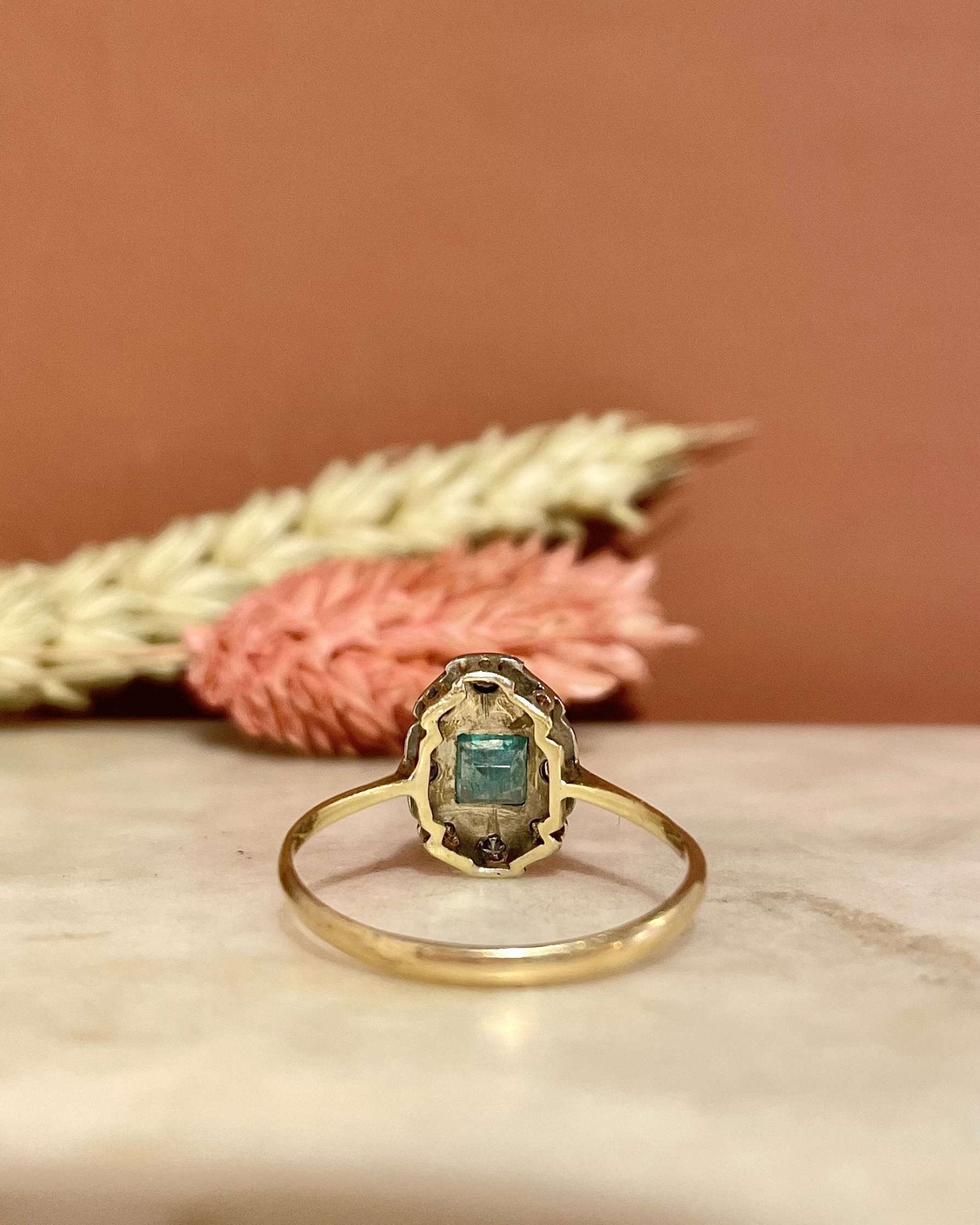 Bague Art - Déco Emeraude &amp; Diamants "Priscilla" - Elliade Paris