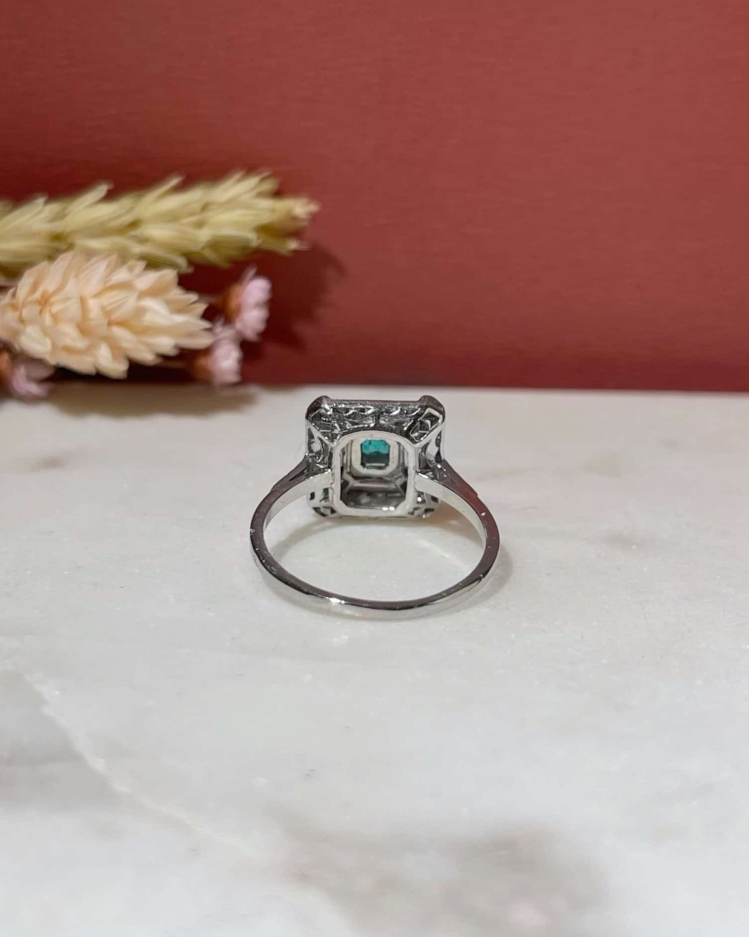 Bague Art-Déco Emeraude &amp; 34 Diamants 0.84 carat "Anthéa" - Elliade Paris