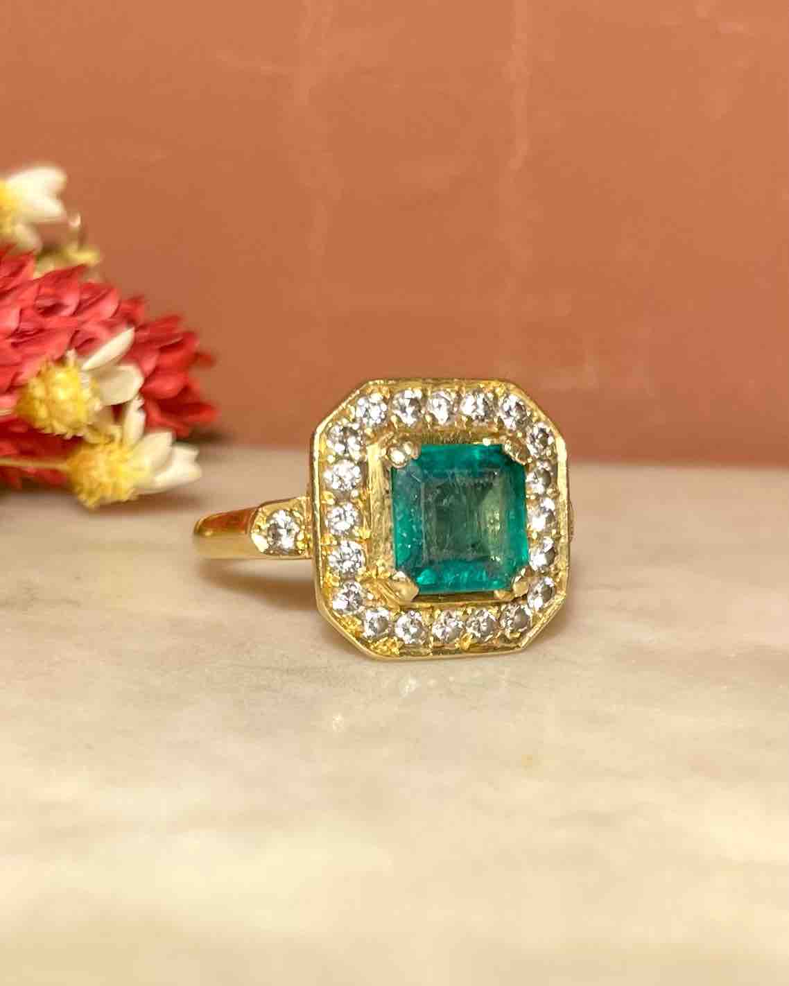 Bague style Art-déco Emeraude 1.60 Carat et Diamants "Kiara"
